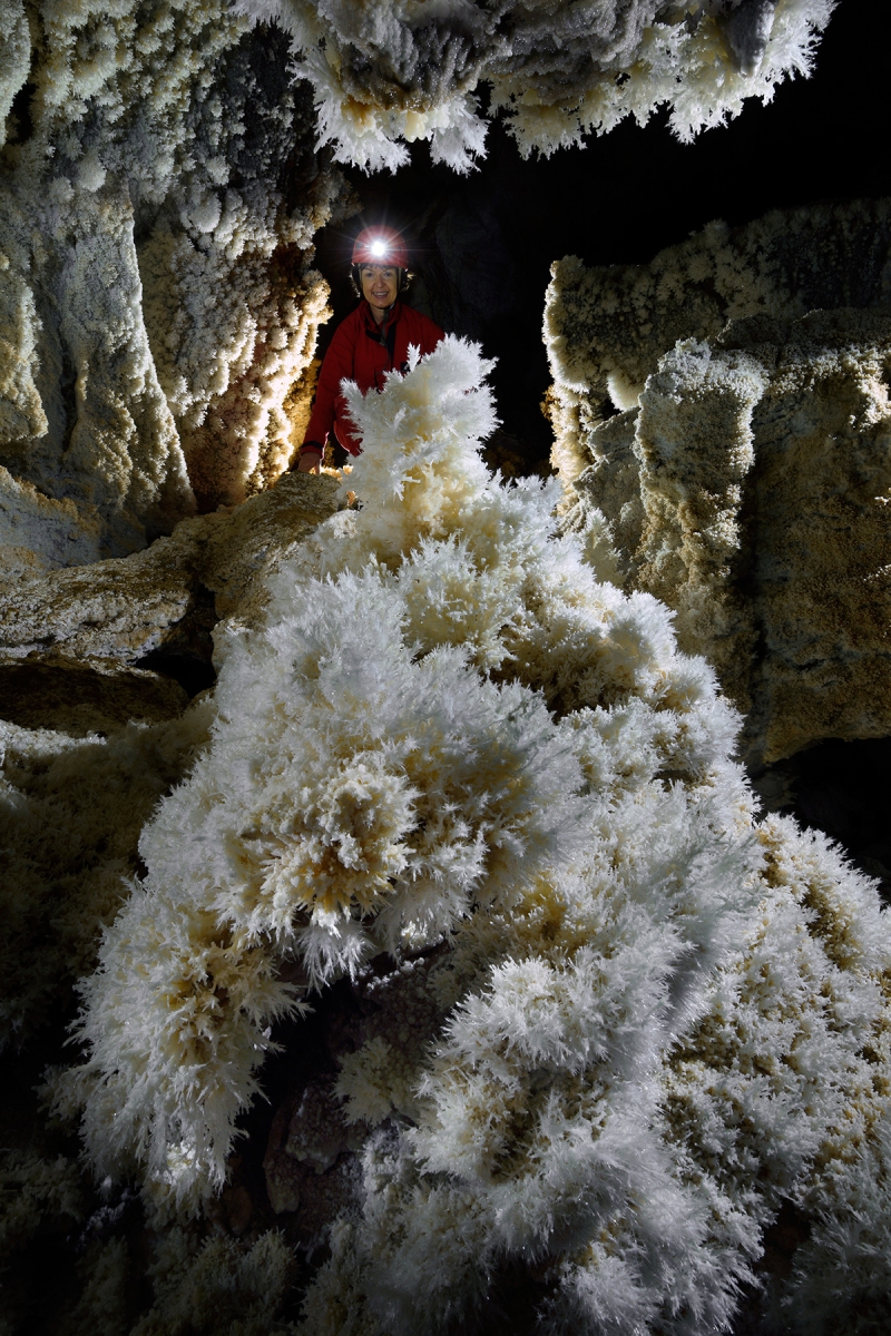 Grotte di Toirano (Italie) - Gros bouquets d'aragonite au sol  (spéléo en arrière plan)