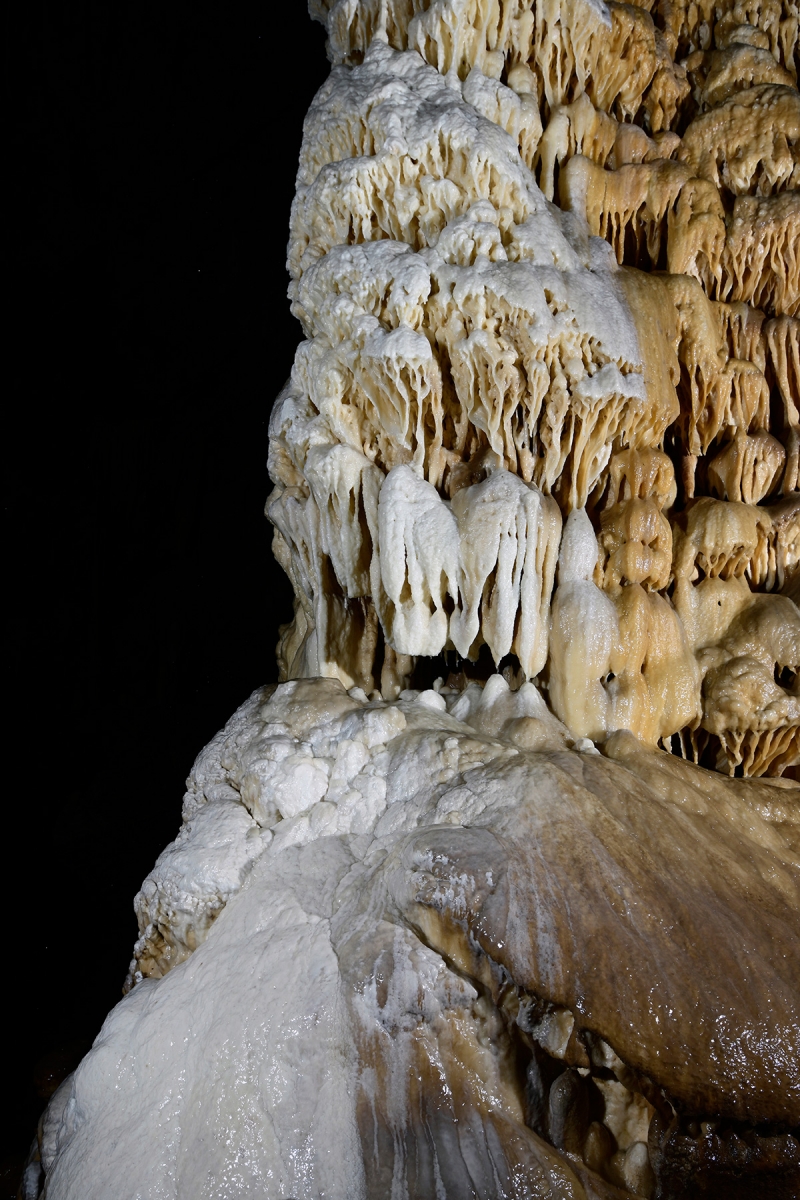 Grotte du Père Noël (système de Han-sur-Lesse, Belgique) - Détail du pilier stalagmitique.