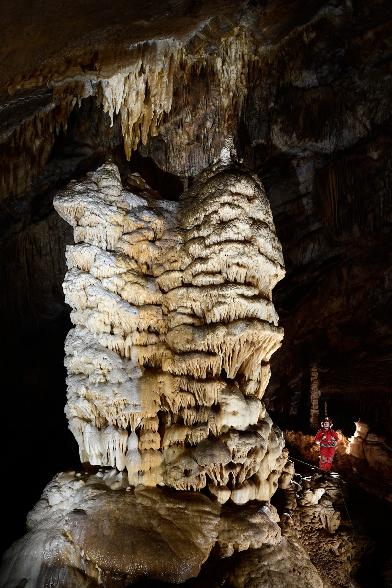 Grotte du Père Noël (système de Han-sur-Lesse, Belgique) - Gros pilier stalagmitique.