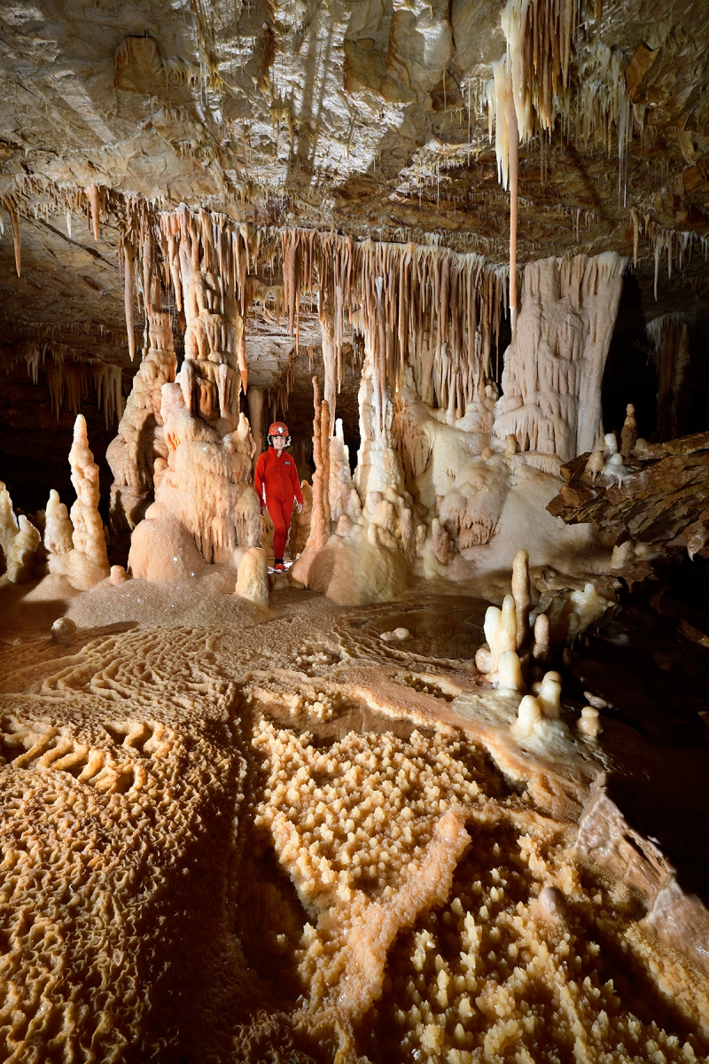 Grotte du Cirque (Lot) -  Salle concrétionnée avec cristaux de calcite dans un gour asséché en premier plan