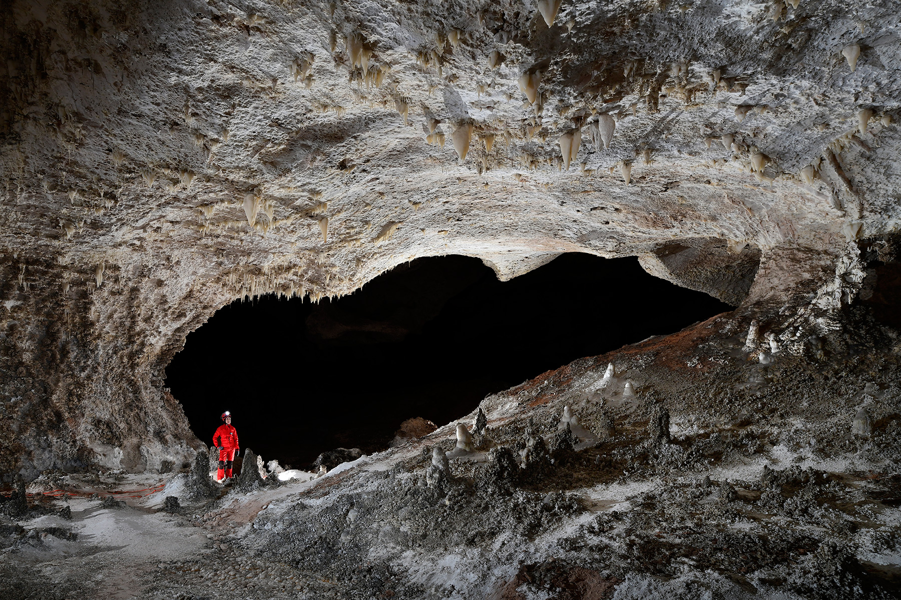 Carlsbad Cavern Lower passage (USA - Nouveau Mexique) - Spéléo dans grande galerie avec concrétions blanches et grises