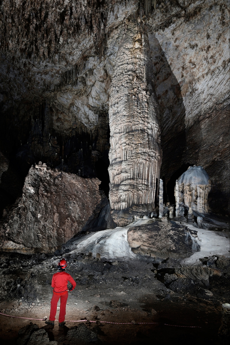 Slaughter Canyon Cave (USA - Nouveau Mexique) - Grande colonne massive grise ("The Monarch")