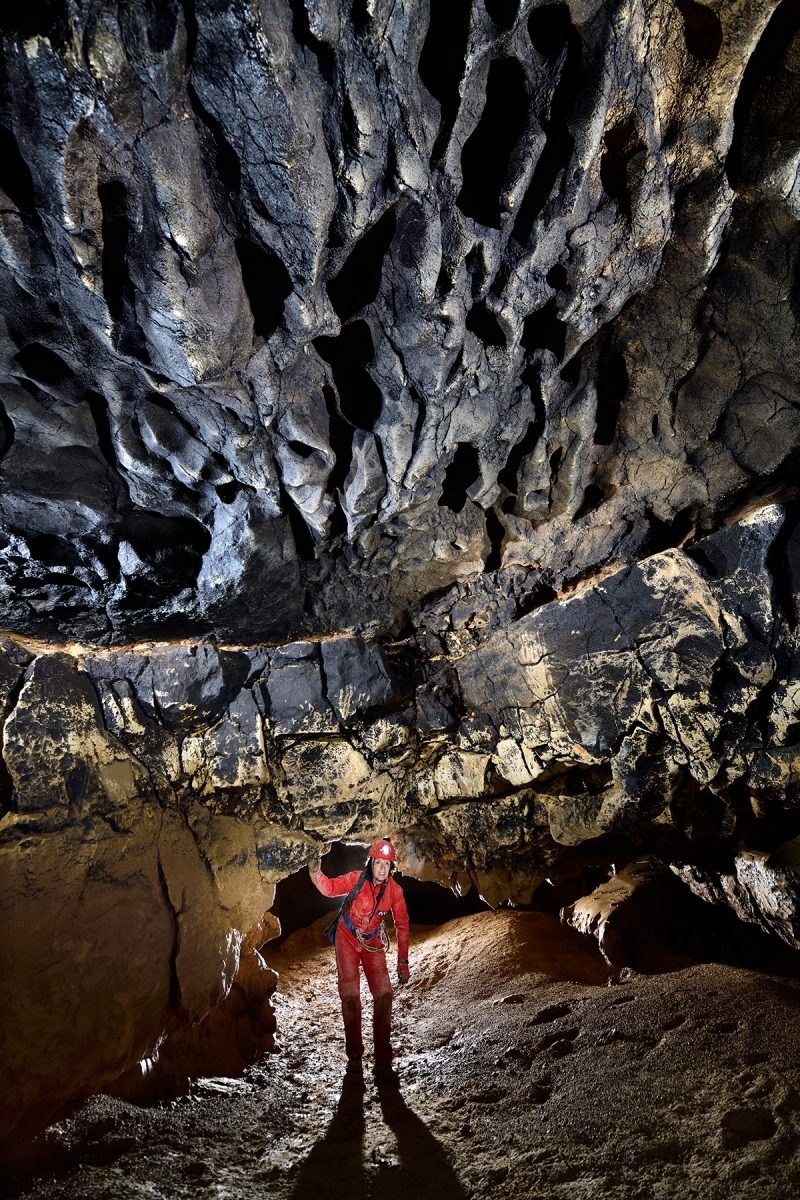 Grotte de Vallorbe (Suisse) - Spéléo dans petite galerie avec plafond noir corrodé