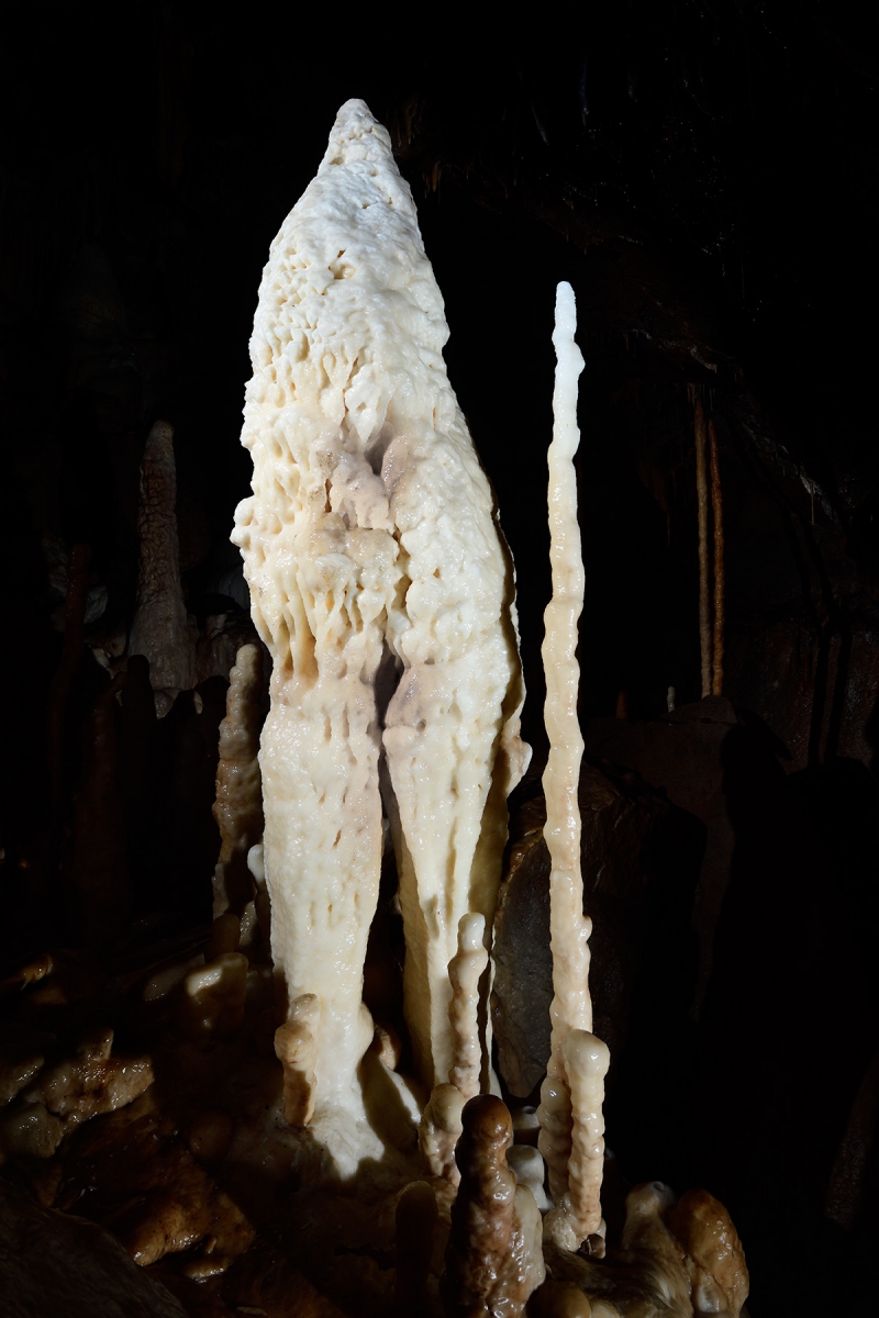 Grotte du Père Noël - Fusion de deux grandes stalagmites blanches 