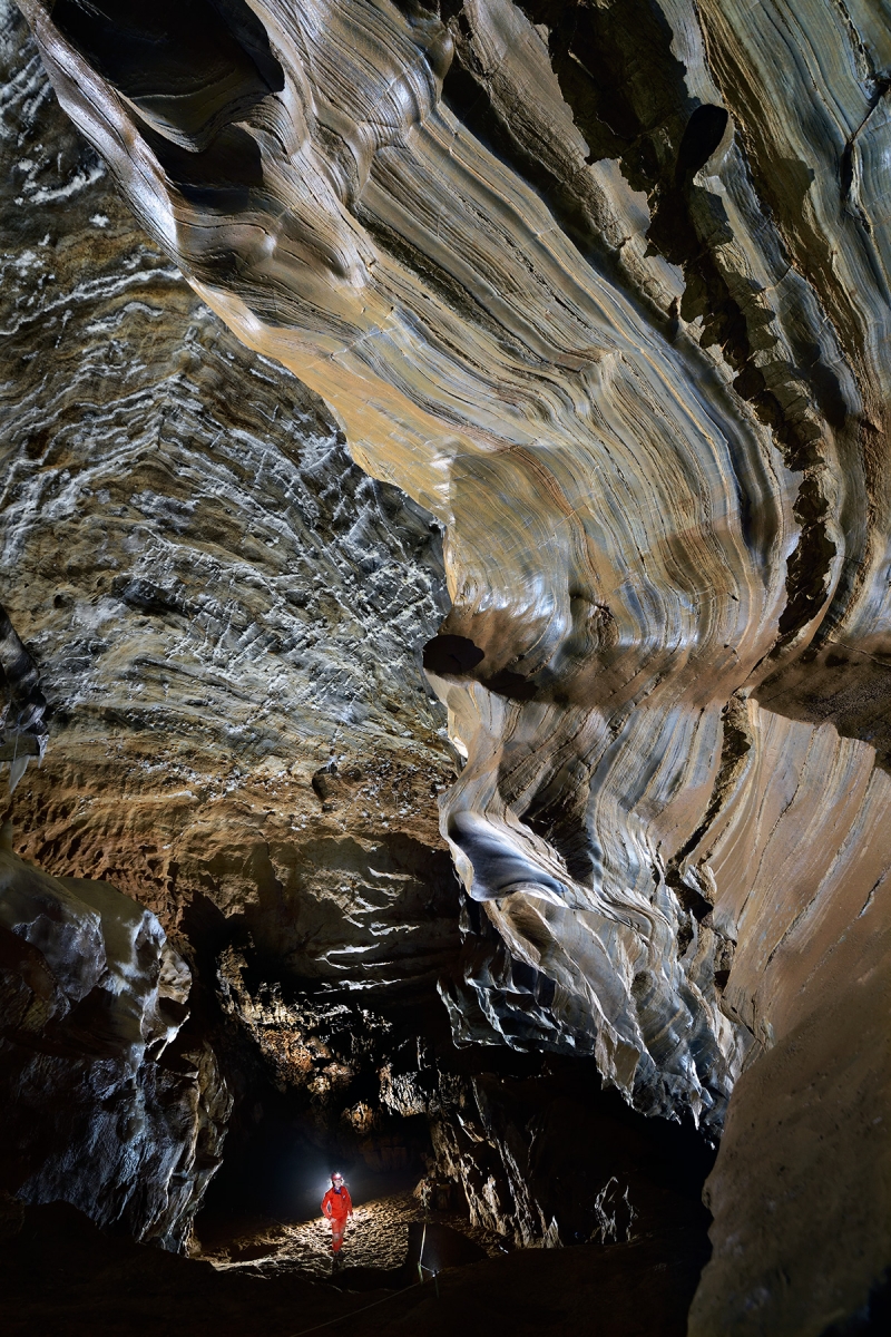 Grotte de Roquebleue (Hérault) - "Salle du sable" avec les strates  de calcaires rubanés bleus visibles sur les parois