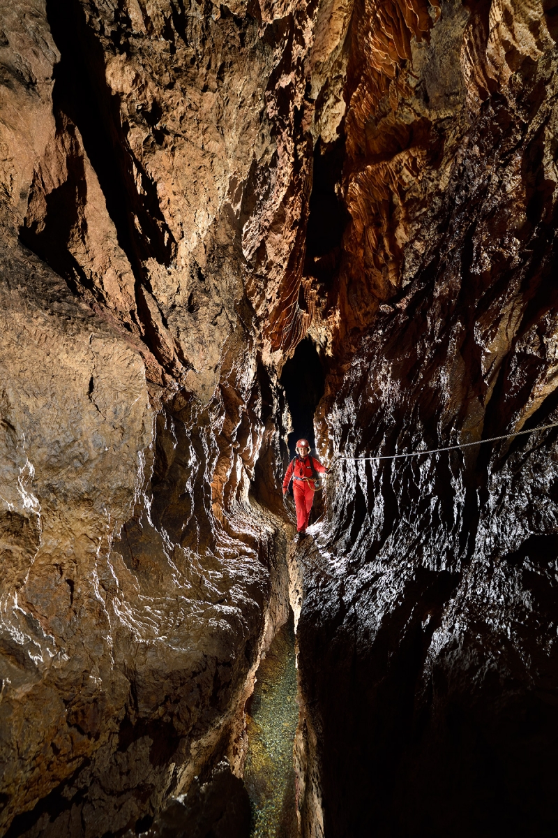 Grotte de Pont de Ratz (Hérault) - "Le passage des Pucelles" (diaclase équipée d'un câble surplombant la rivière)