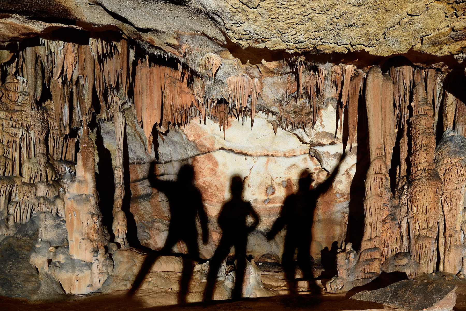 Grotte de Saint-Marcel d'Ardèche (réseau I) - Le Théâtre (le nom donné par Edouard Alfred Martel à cette scène naturelle nous a incité à créer un théâtre d'ombres)