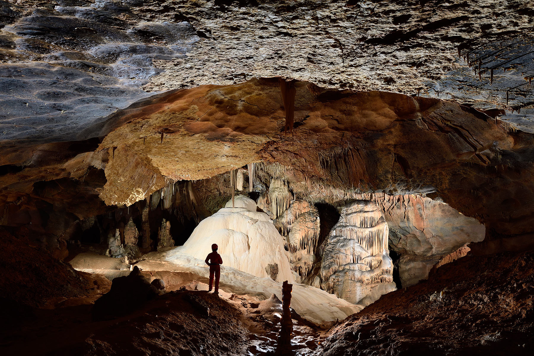 Grotte de Saint-Marcel d'Ardèche (réseau I) - Galerie débouchant sur un dôme et une colonne de calcite blanche (la tente d'Abraham)