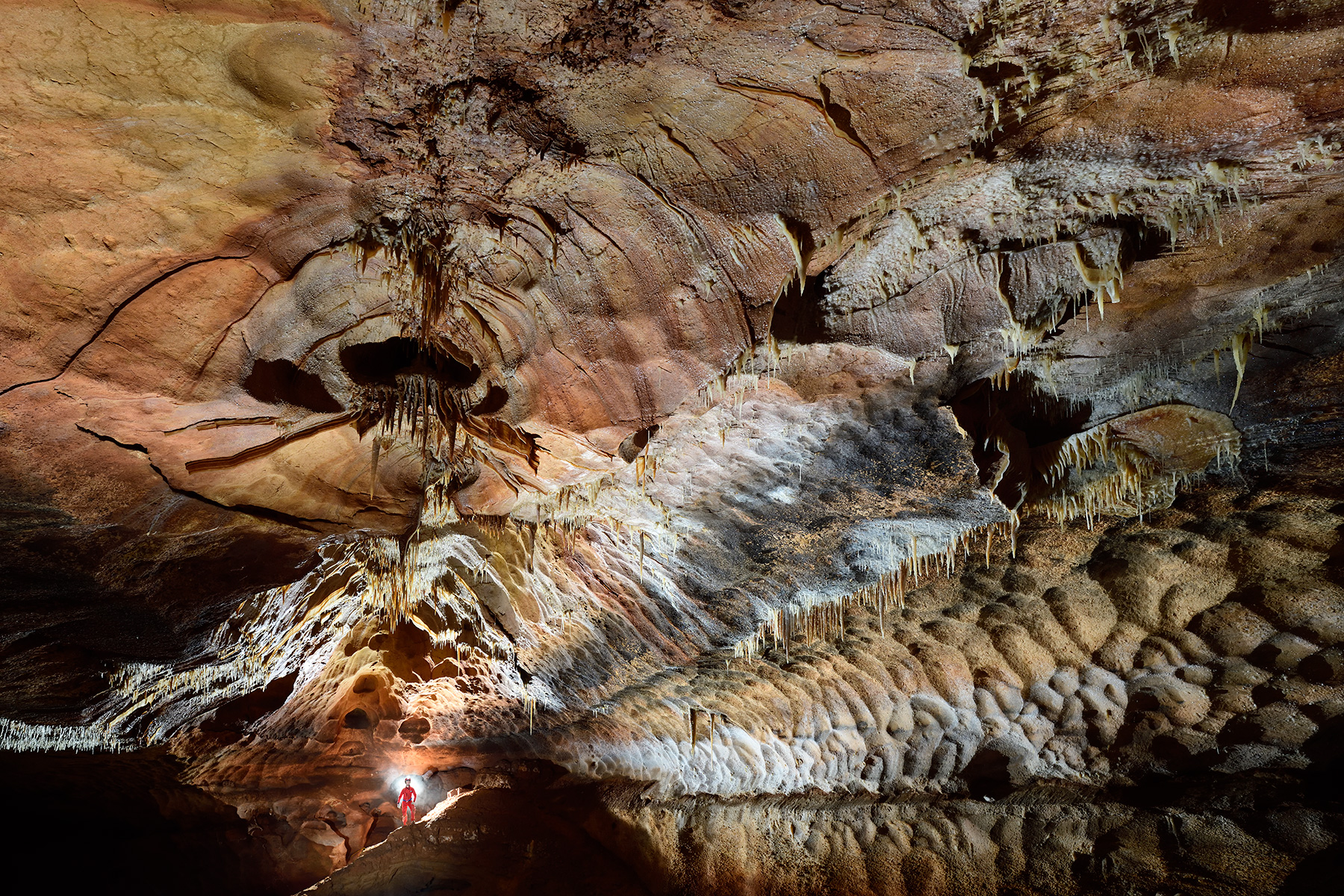 Grotte de Saint-Marcel d'Ardèche (réseau I) - Galerie avec coups de gouge sur les parois et cupules au plafond