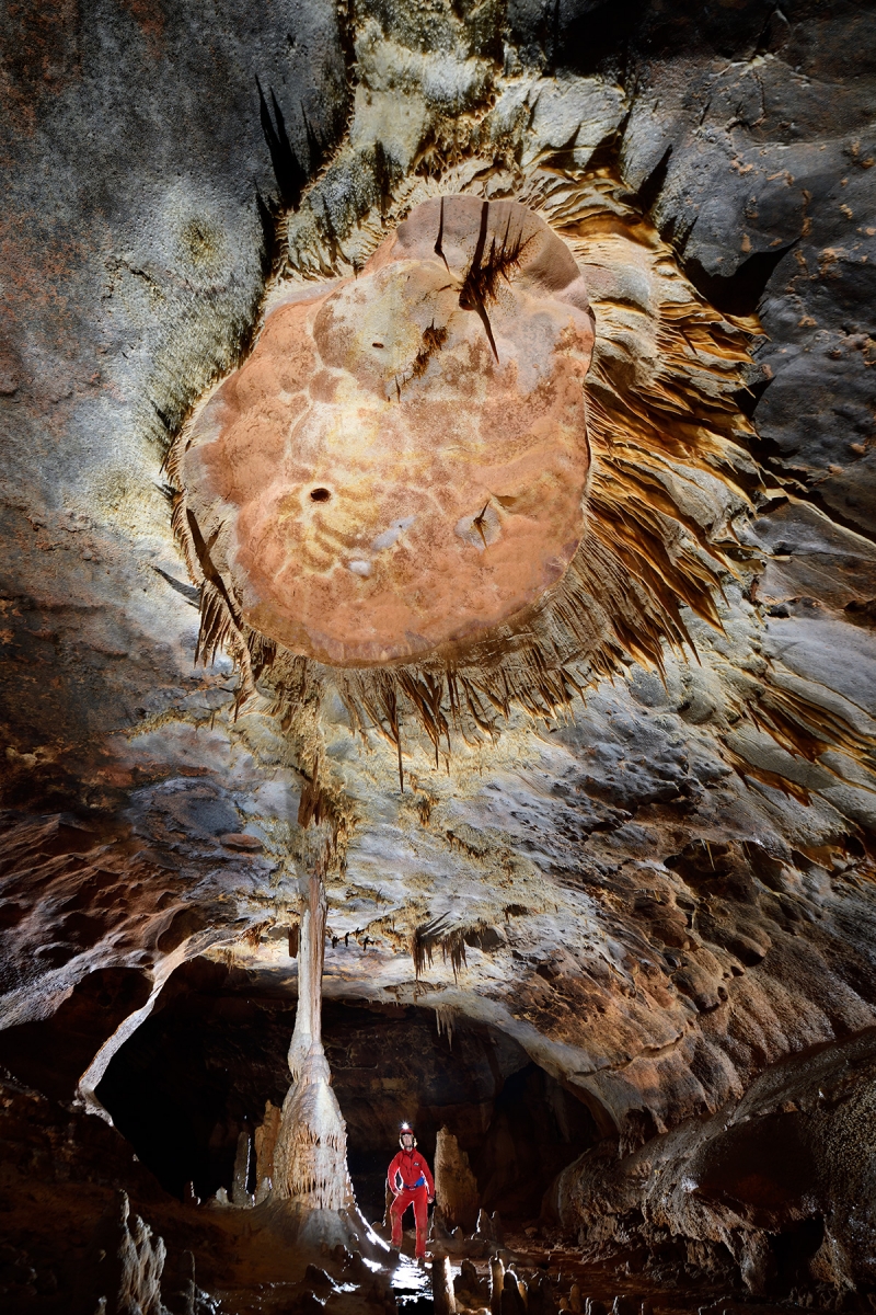 Grotte de Saint-Marcel d'Ardèche (réseau I) - Grande cupule concrétionnée au plafond (le "tournesol")