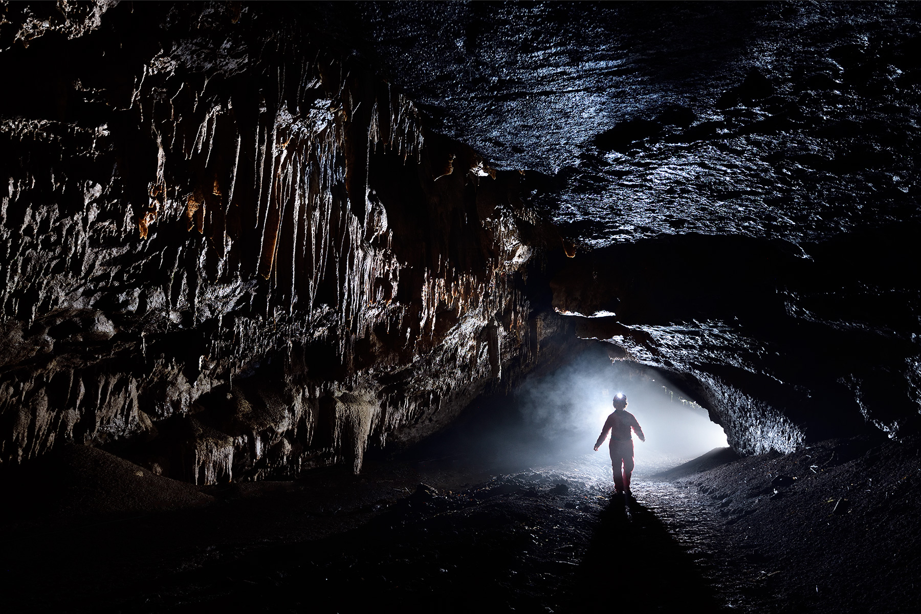 Grotte de Han sur Lesse - Réseau d'Antiparos : débouché dans le réseau touristique au niveau de la galerie des Mamelons (cette partie est très souvent envahie par le brouillard)