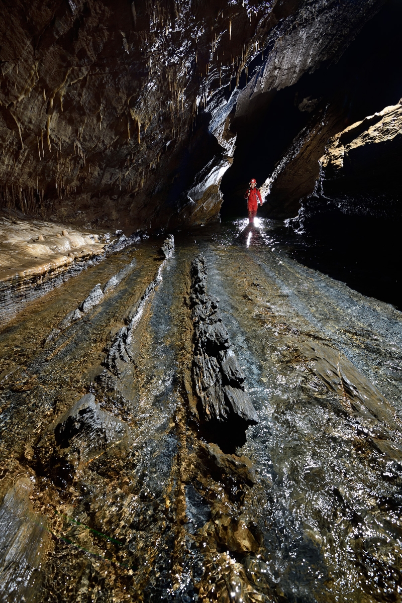 Gouffre de Cabrespine - La rivière souterraine en aval immédiat du gour étoilé avec les schistes affleurant 