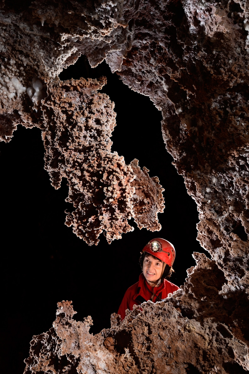Grotte de Clamouse (partie non aménagée) - Calcaires dolomitiques corrodés avec "pustules" (spéléo en arrière plan) 