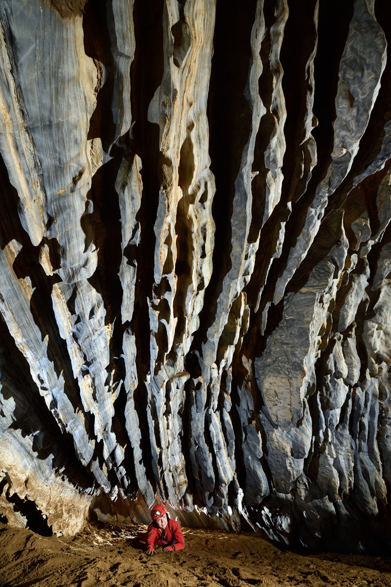 Grotte de Roquebleue (Hérault) - Strates érodées de calcaires rubanés bleus au plafond d'une petite salle