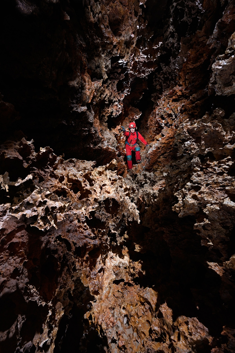 Grotte de Clamouse (réseau inférieur) - Progression dans une diaclase avec la roche déchiquetée