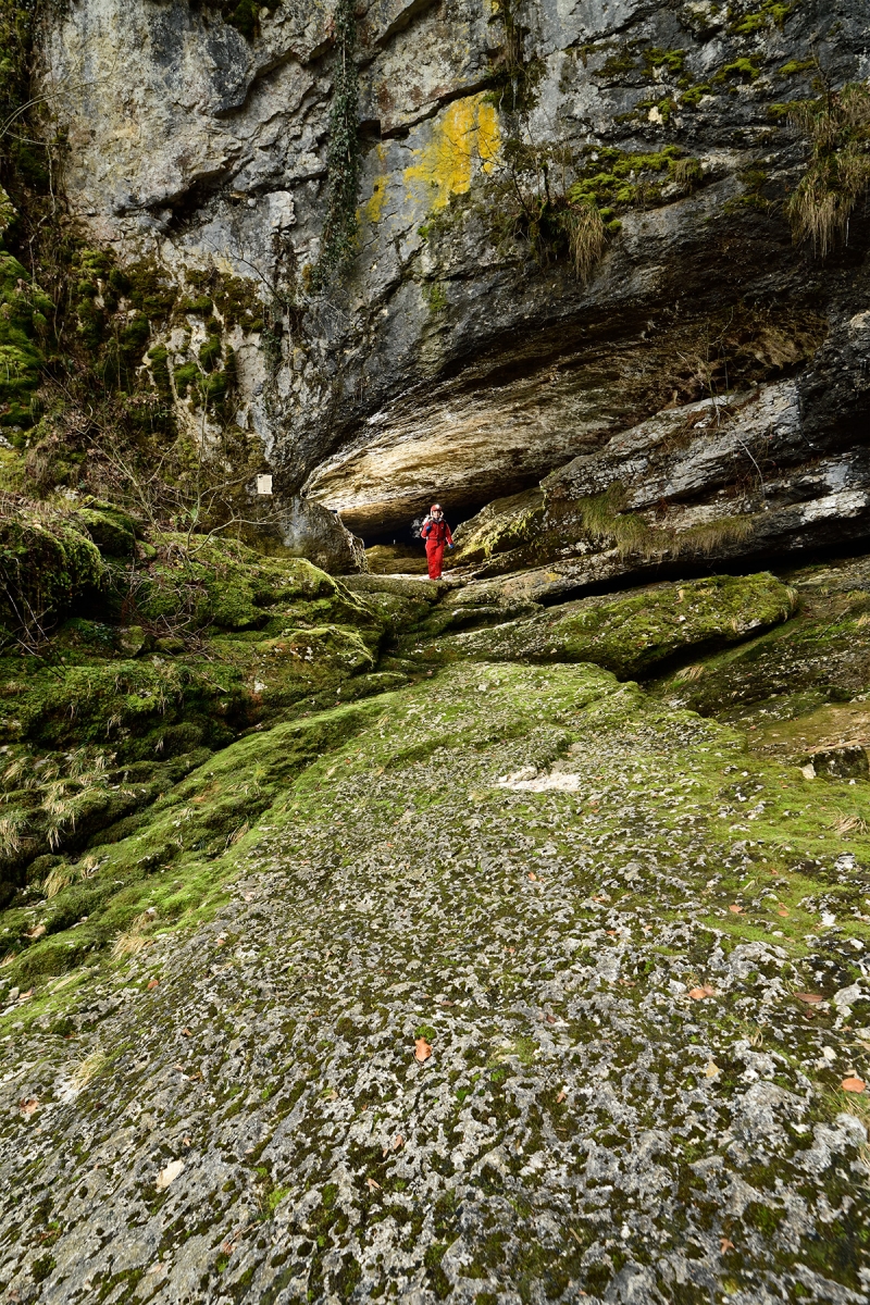 Grotte de Prérouge (Savoie) - Spéléo dans l'entrée 