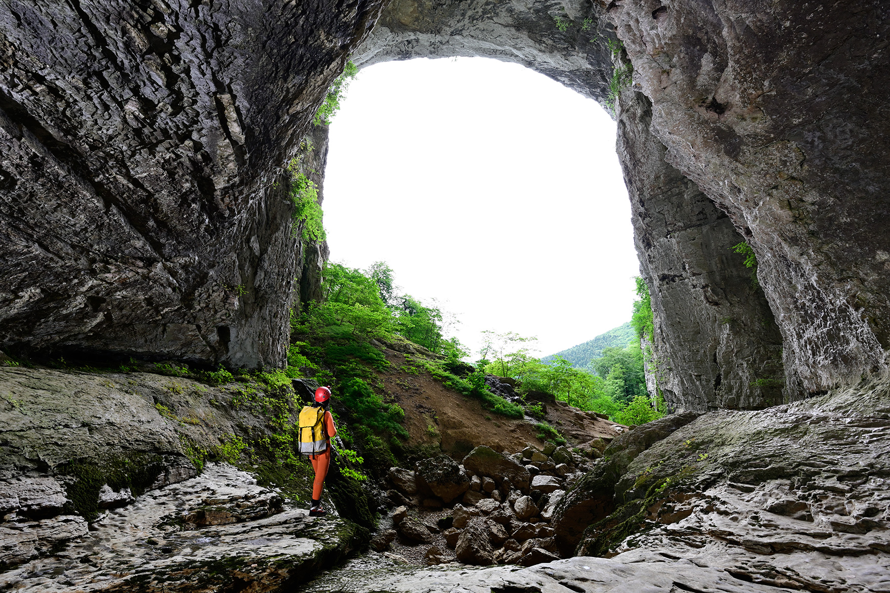 Grotte Sarrazine (Doubs) - Spéléo à la base du porche d'entrée (vu de l'intérieur)