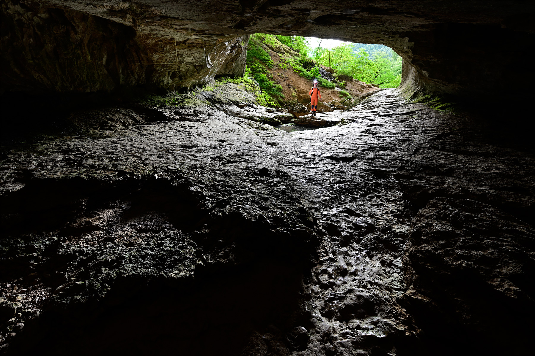 Grotte Sarrazine (Doubs) - Galerie d'entrée en contre jour (avec spéléo en fond)
