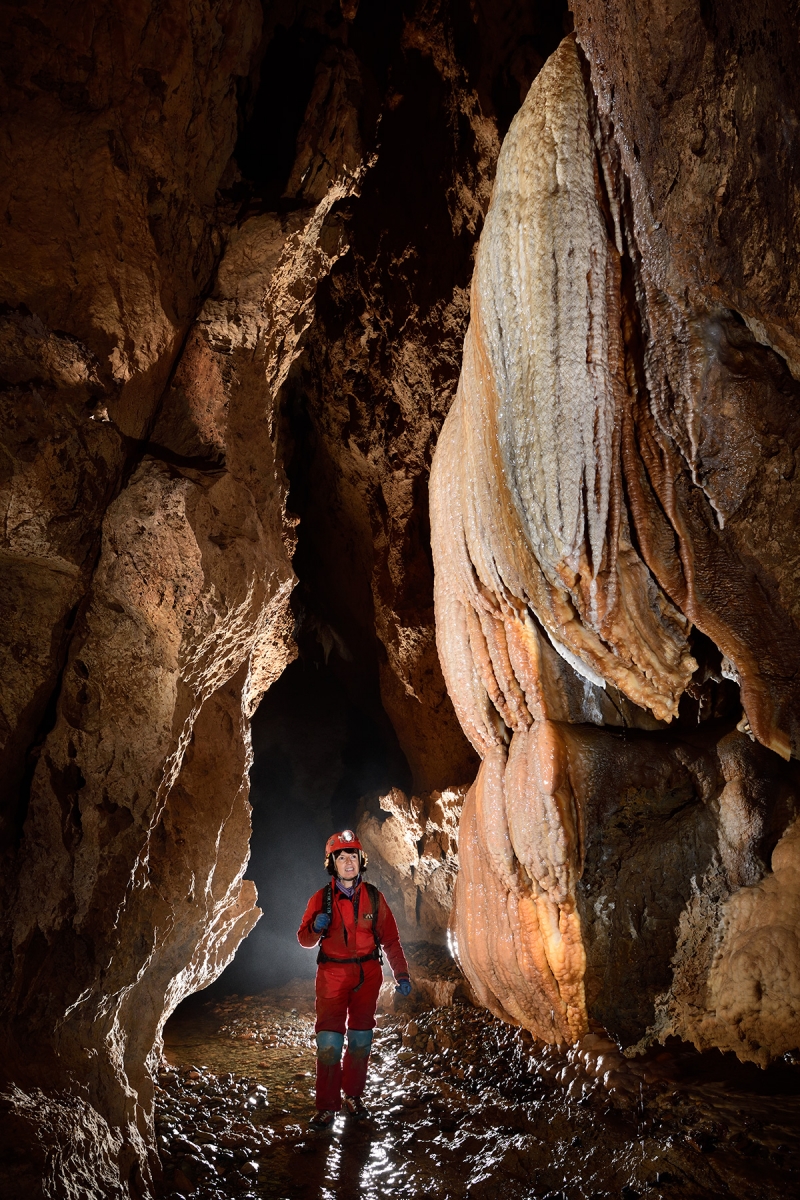 Grotte d'Orquette (Hérault) - Coulées de calcite colorée dans la rivière souterraine