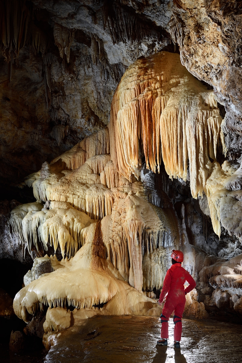 Grotte d'Orquette (Hérault) - Salle concrétionnée avec des coulées de calcite derrière le siphon