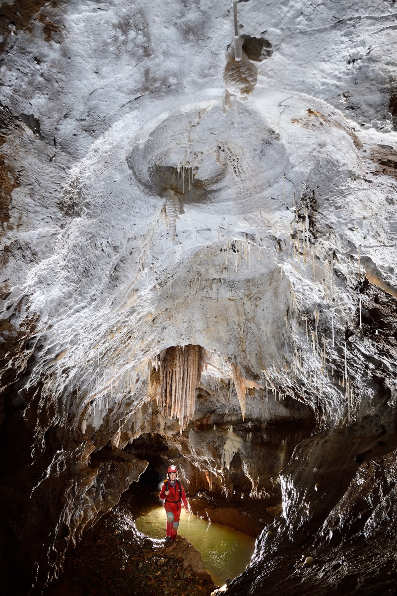 Grotte d'Orquette (Hérault) - Galerie avec une coupole de plafond couverte d'un concrétionnement blanc 
