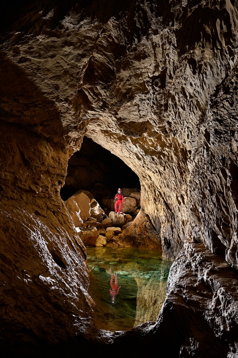 Grotte de Bournillon (Isère) - Reflet d'un spéléo dans une marmite remplie d'eau près de l'entrée
