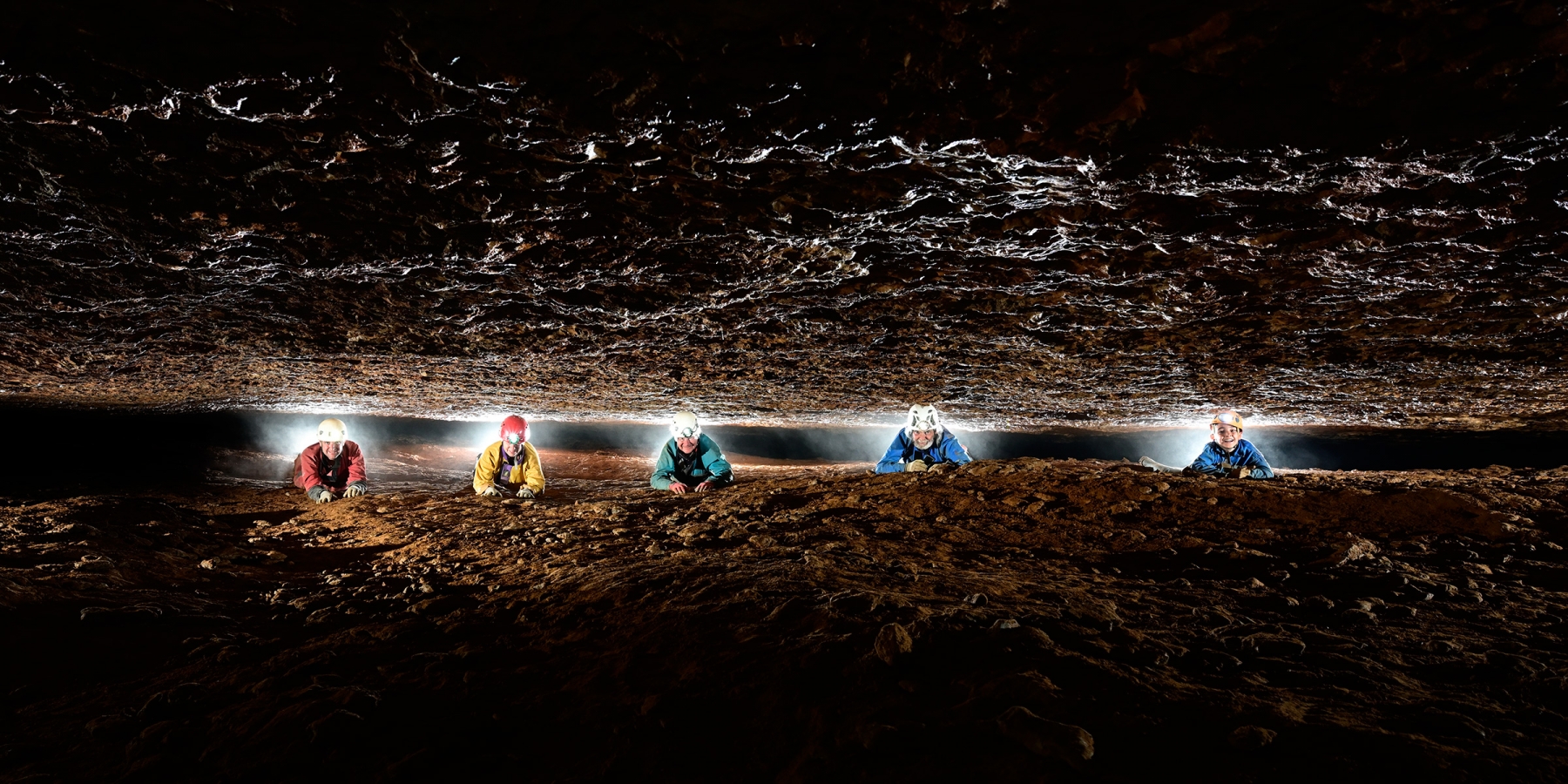 Grotte de Trabuc (Gard) - Laminoir des "Voutes Basses" (cinq spéléos)