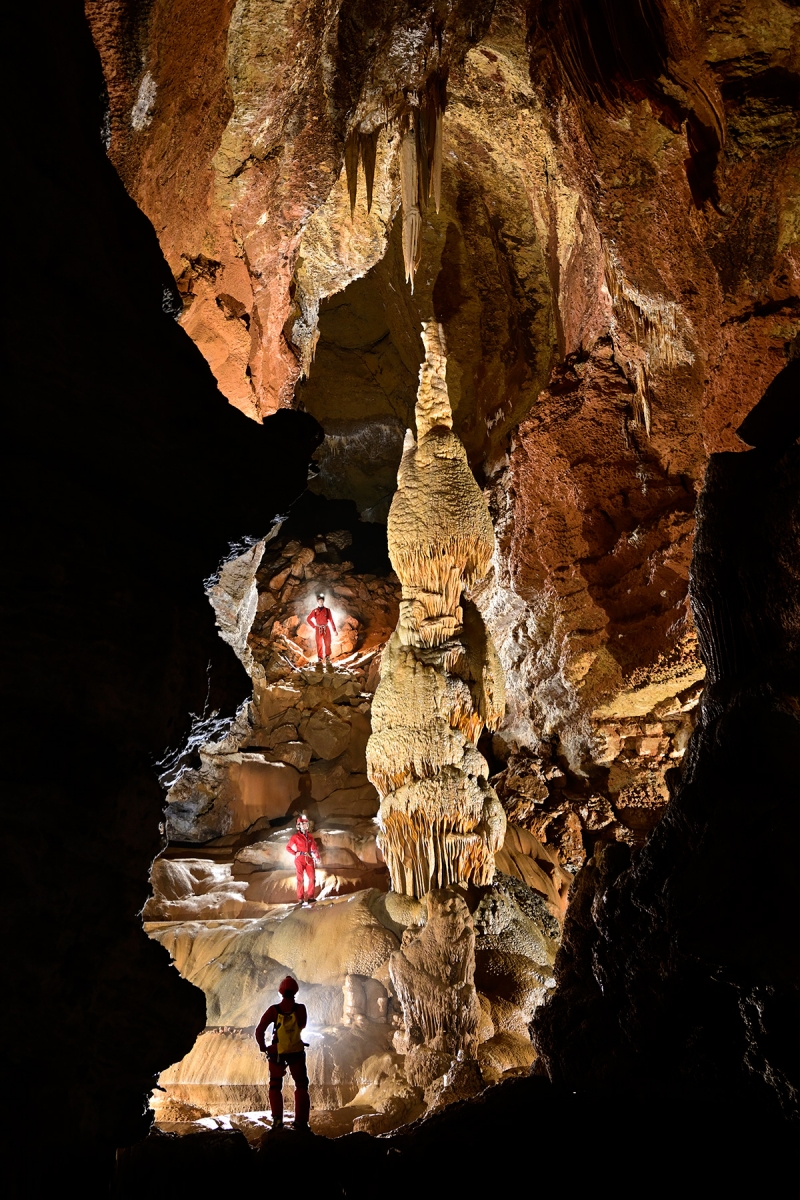 Grotte de Trabuc (Gard) - Grande stalagmite avec trois personnages étagés 