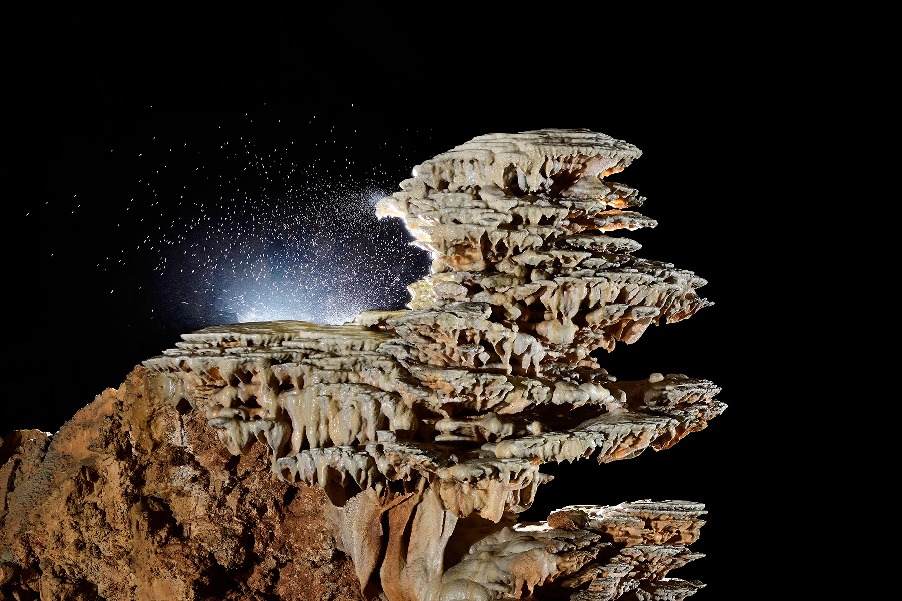 Gouffre de Padirac (Lot) - Gouttes d'eau éclatant sur la stalagmite en pile d'assiette dans la salle du Grand Dôme 