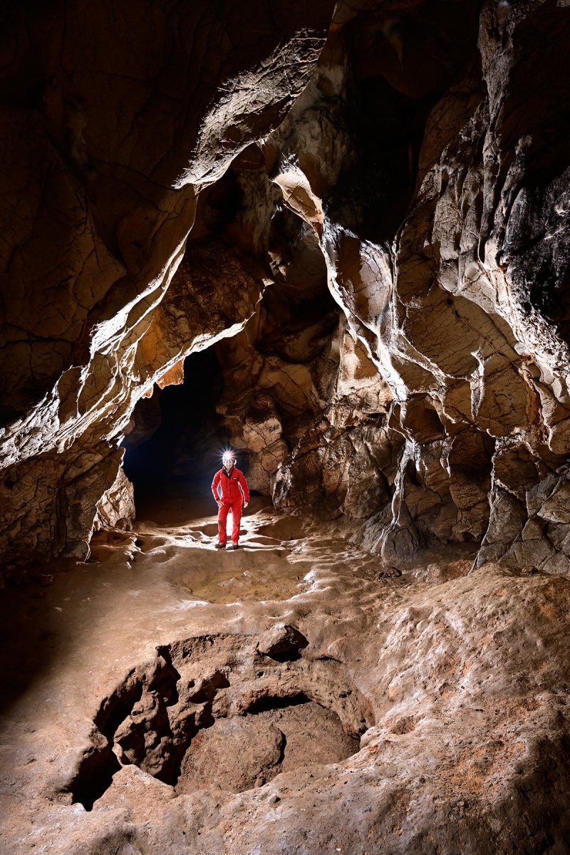 Grotte de la Roquette (Gard) : Galerie avec des vagues d'érosion liées aux gaz acides émanant du guano au sol. La fouille de reconnaissance montre que le remplissage est constitué de phosphate (explications par Laurent Bruxelles)