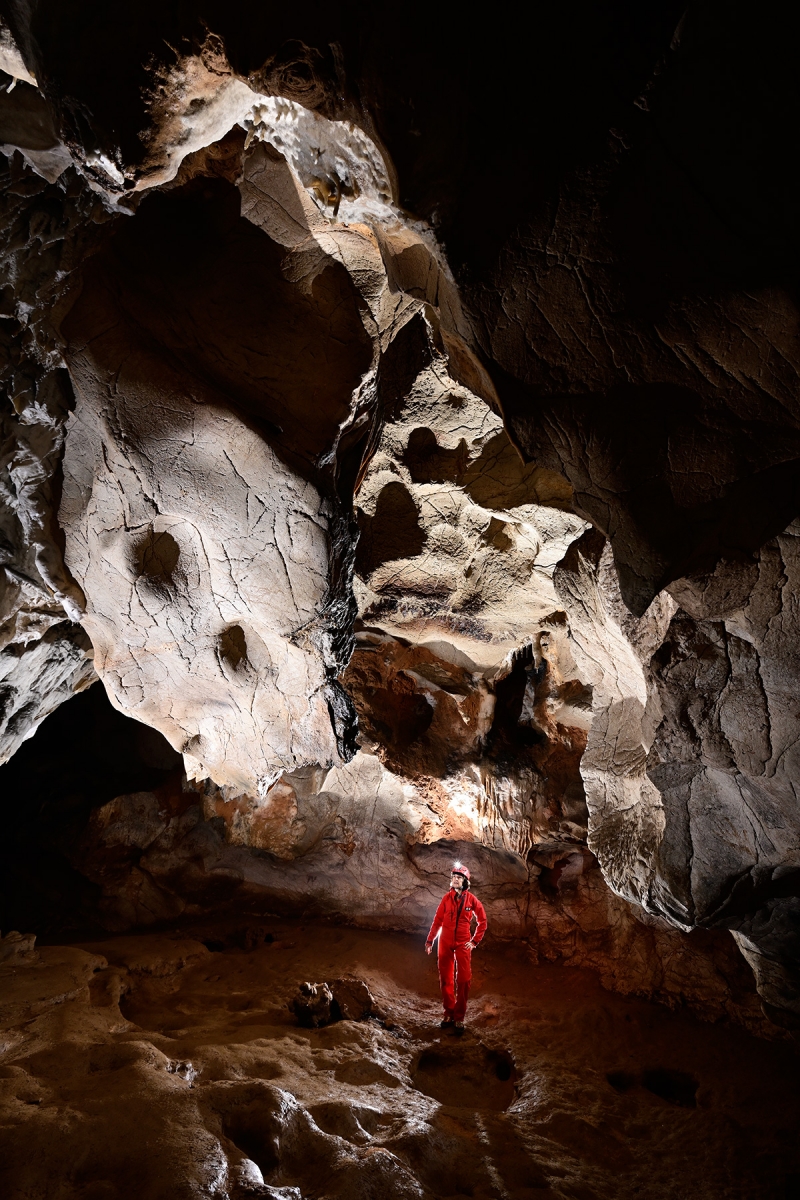 Grotte de la Roquette (Gard) : "Bell holes" dans le plafond liés à la présence de chauves-souris