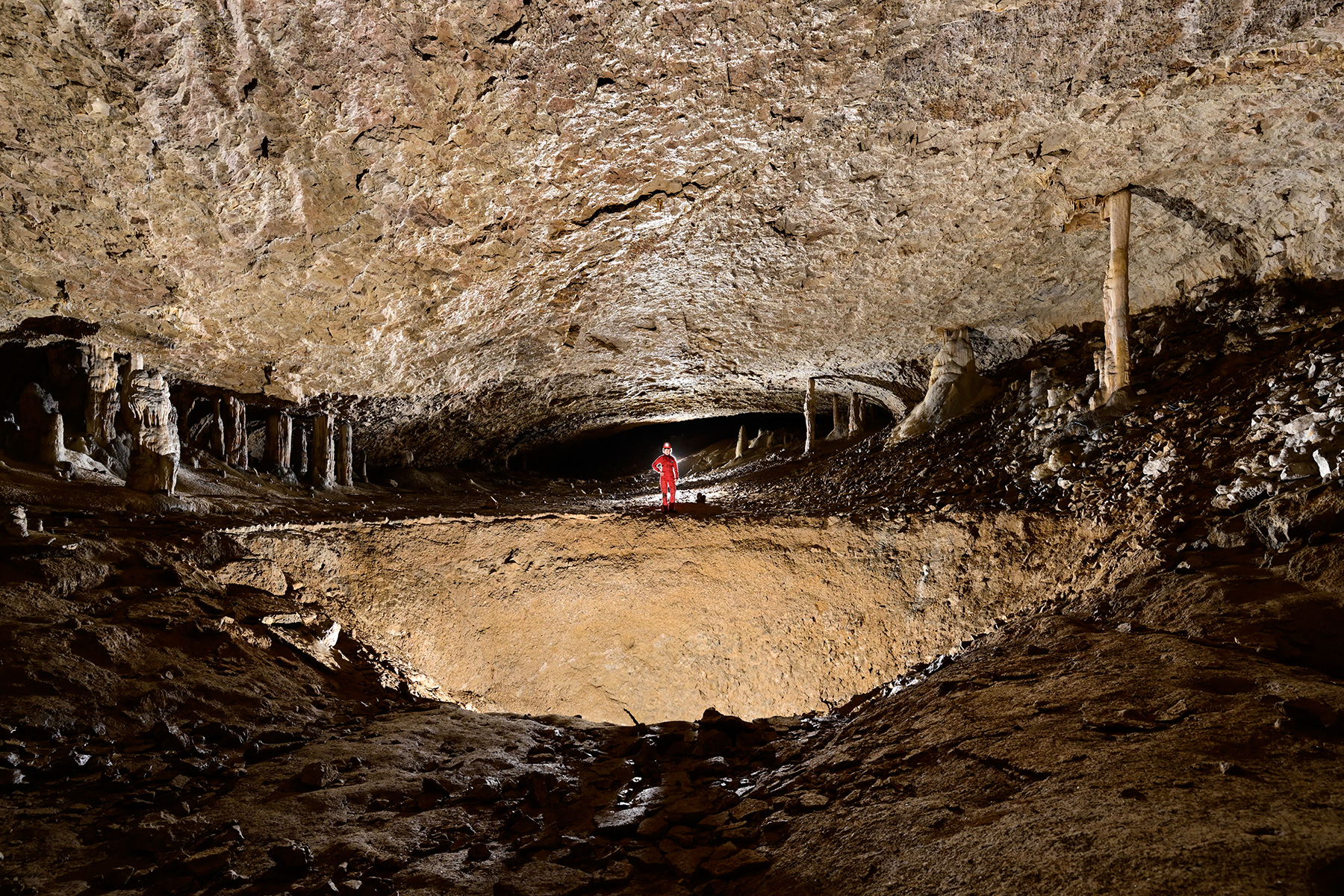Grotte de Grobois (Doubs) - Soutirage dans une galerie avec un plancher calcifié