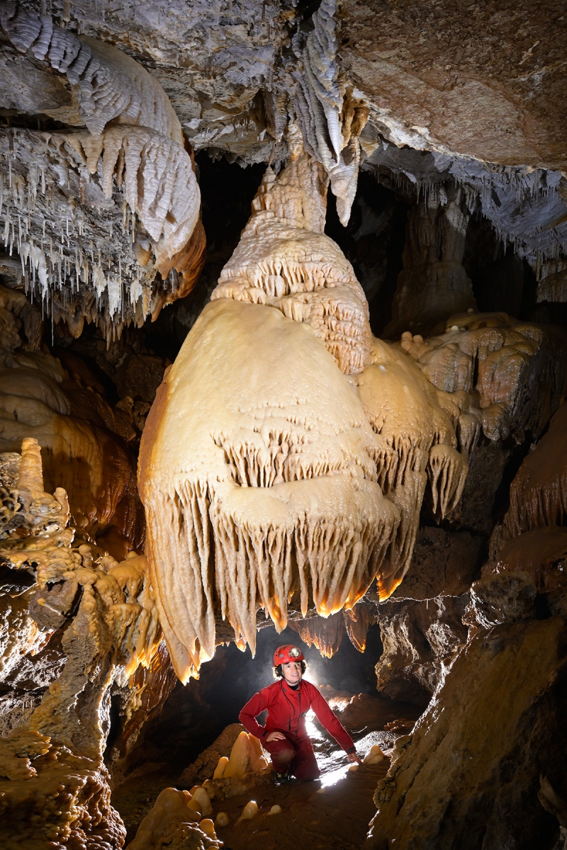 Grotte de l'Orquette (Hérault) - Dôme de calcite avec draperies dans la galerie post siphon 