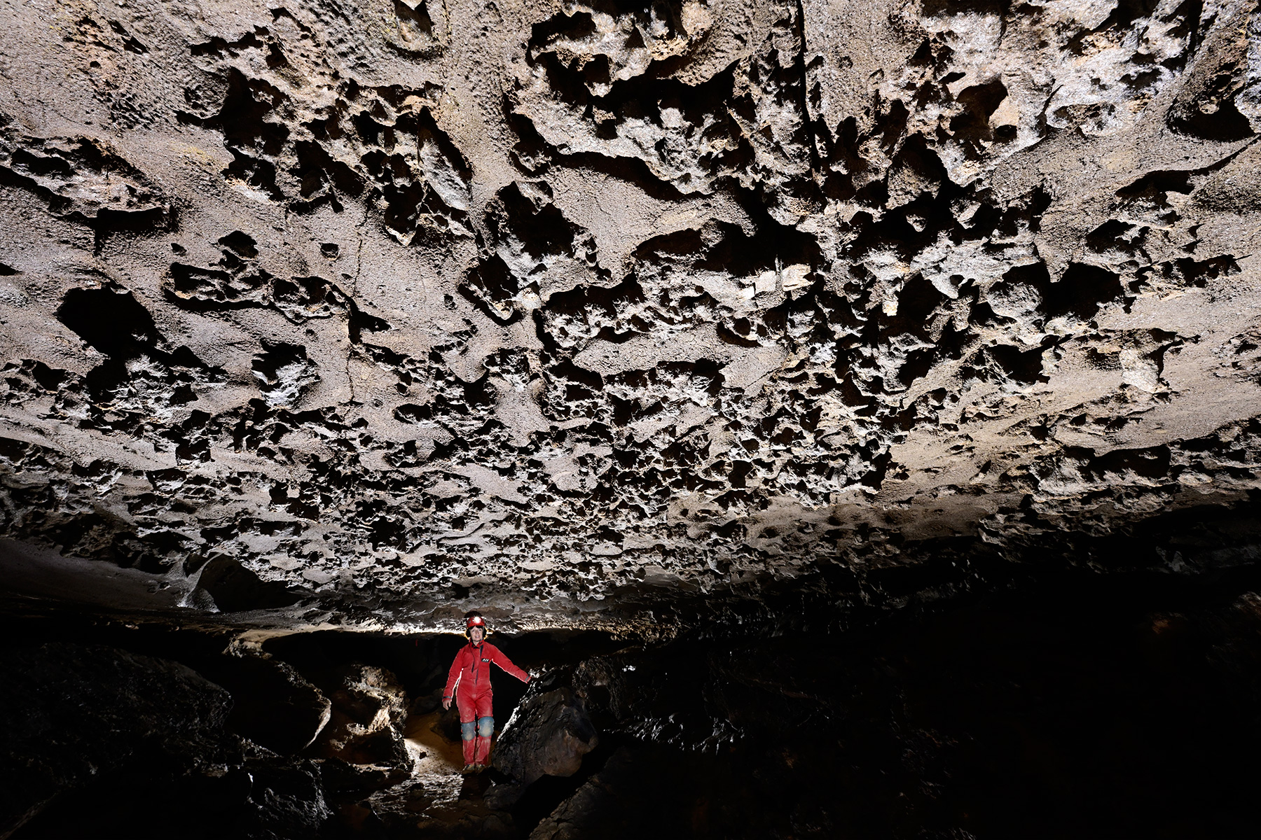 McClung Cave (Virginie occidentale, USA) - Plafond avec des incrustations (spéléo en arrière plan)