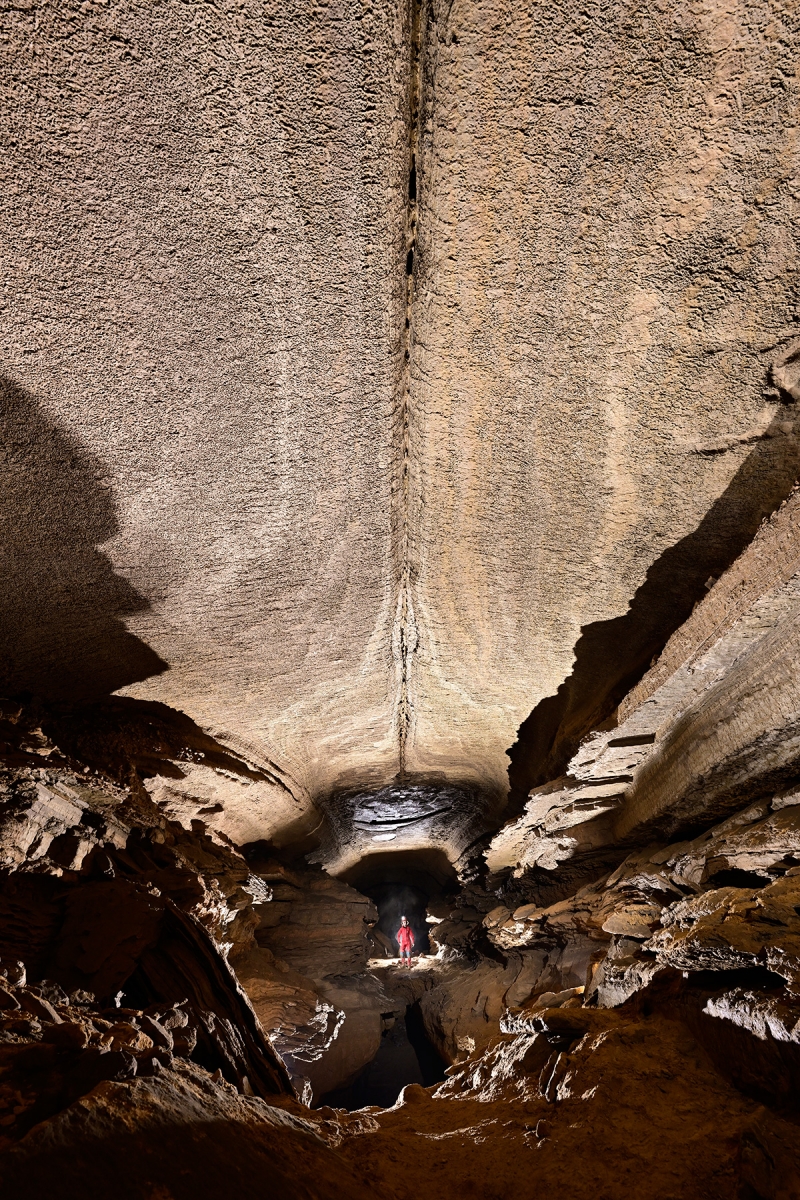 Butler cave (Virginie, USA) - Grande galerie avec fracture rectiligne au plafond (spéléo au fond)