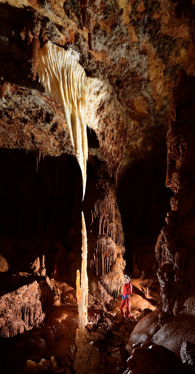Réseaux non aménagés d'Orgnac-Issirac (Ardèche) - Disque évoluant en stalactite avec fine stalagmite en regard (réseau III)
