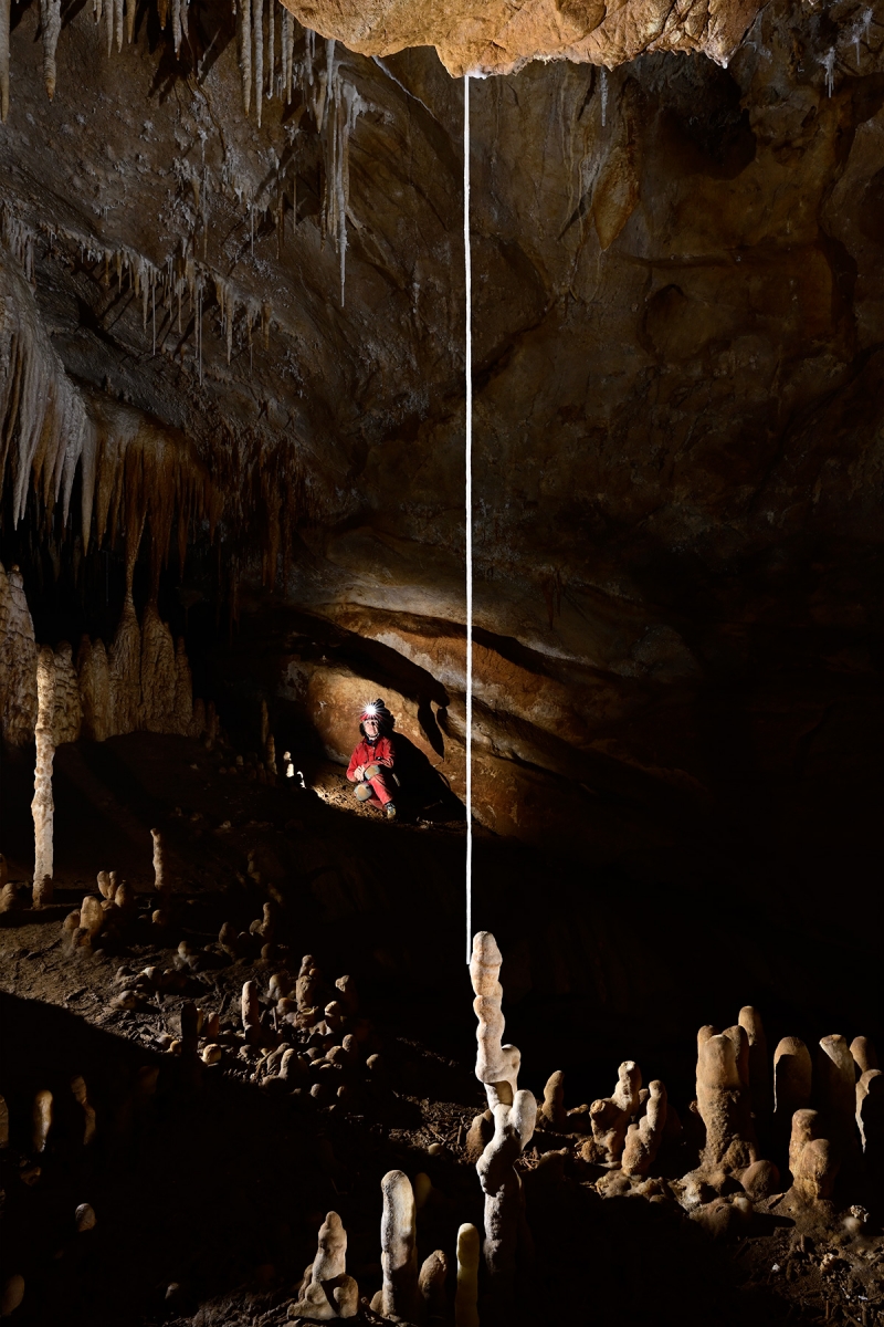 Grotte du Macoumé (Hérault) - Grande fistuleuse avec spéléo en fond