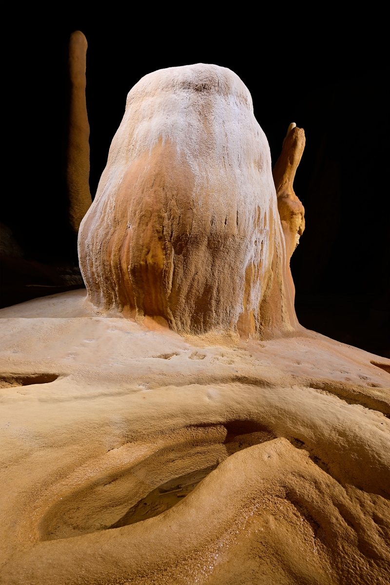Grotte du Coudrier (Doubs) - Grosse stalagmite sèche "trapue" avec petit gour en premier plan