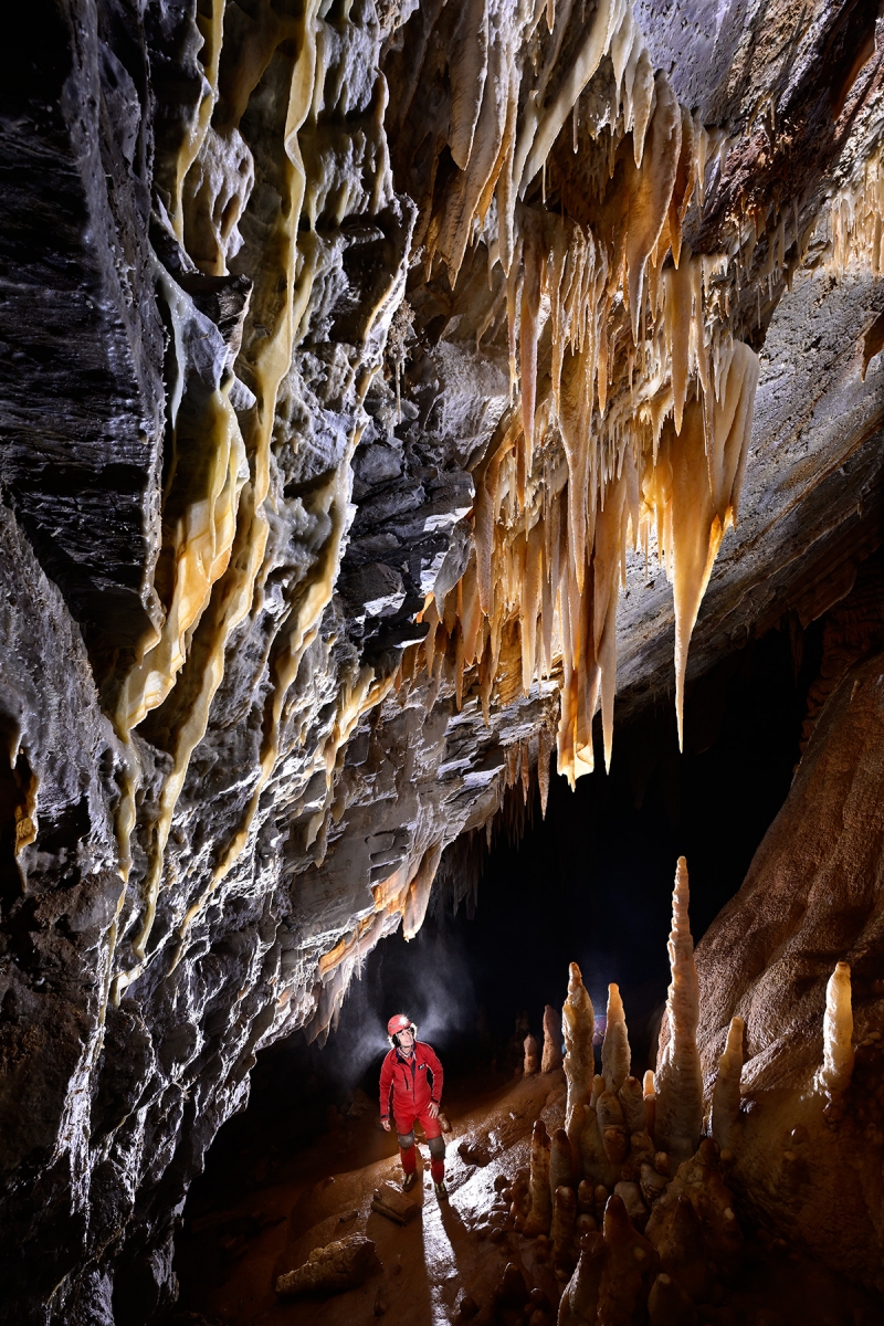 Gouffre Géant de Cabrespine (Aude) - Réseau du Vieux concrétionné : draperies et stalactites dans une galerie oblique