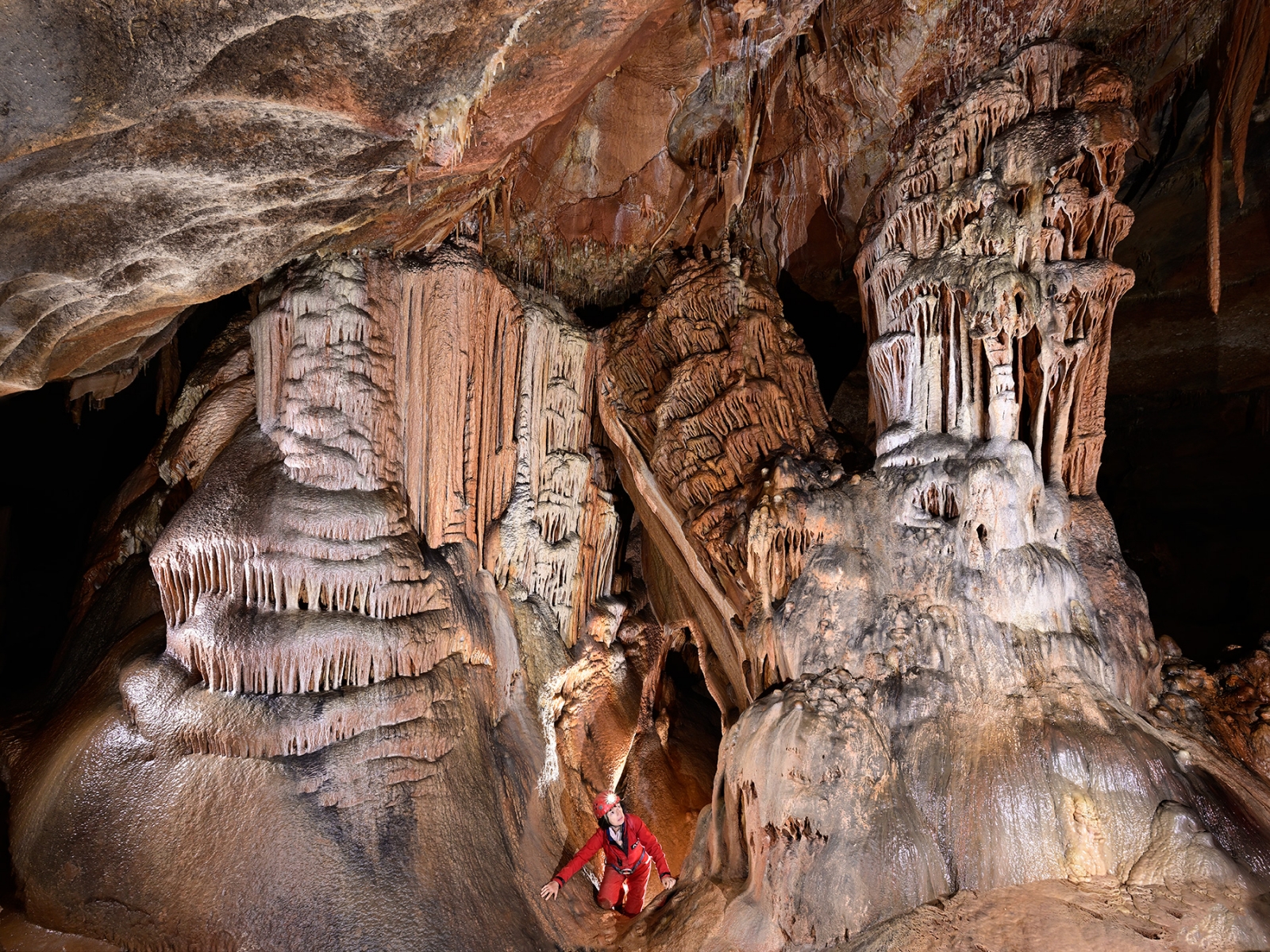 Grotte de Saint-Marcel d'Ardèche (réseau I) - Pilier effondré entre des colonnes avec spéléo au milieu 