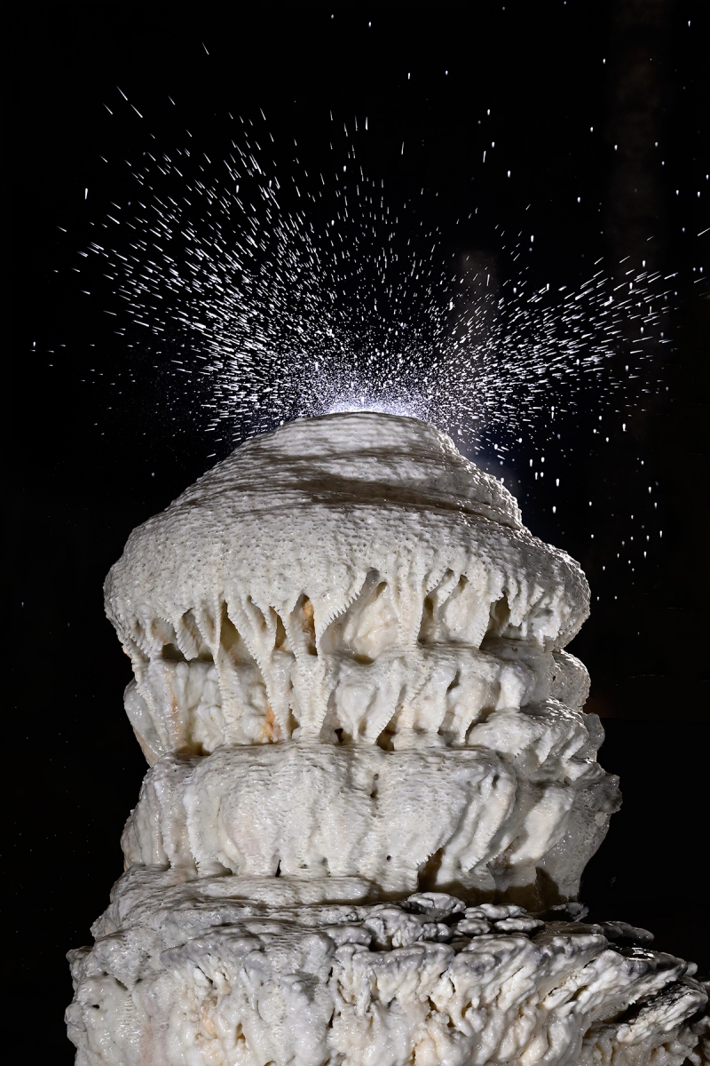 Aven d'Orgnac (partie aménagée) - Gouttes d'eau éclatant sur une grande stalagmite dans la salle de Joly