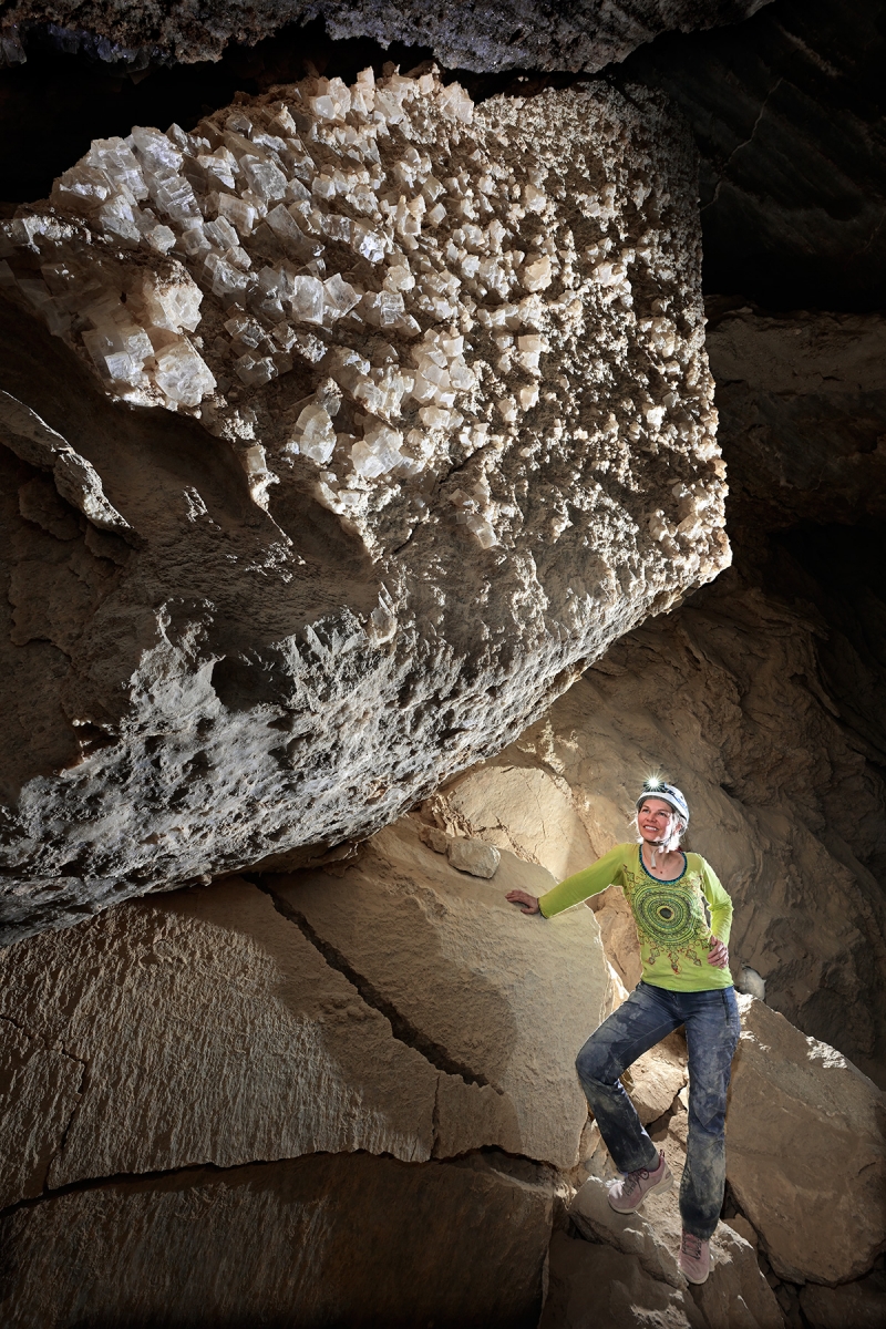 Malham cave (Mont Sodome, Israël) - Bloc recouvert de petits cristaux de sel cubiques transparents