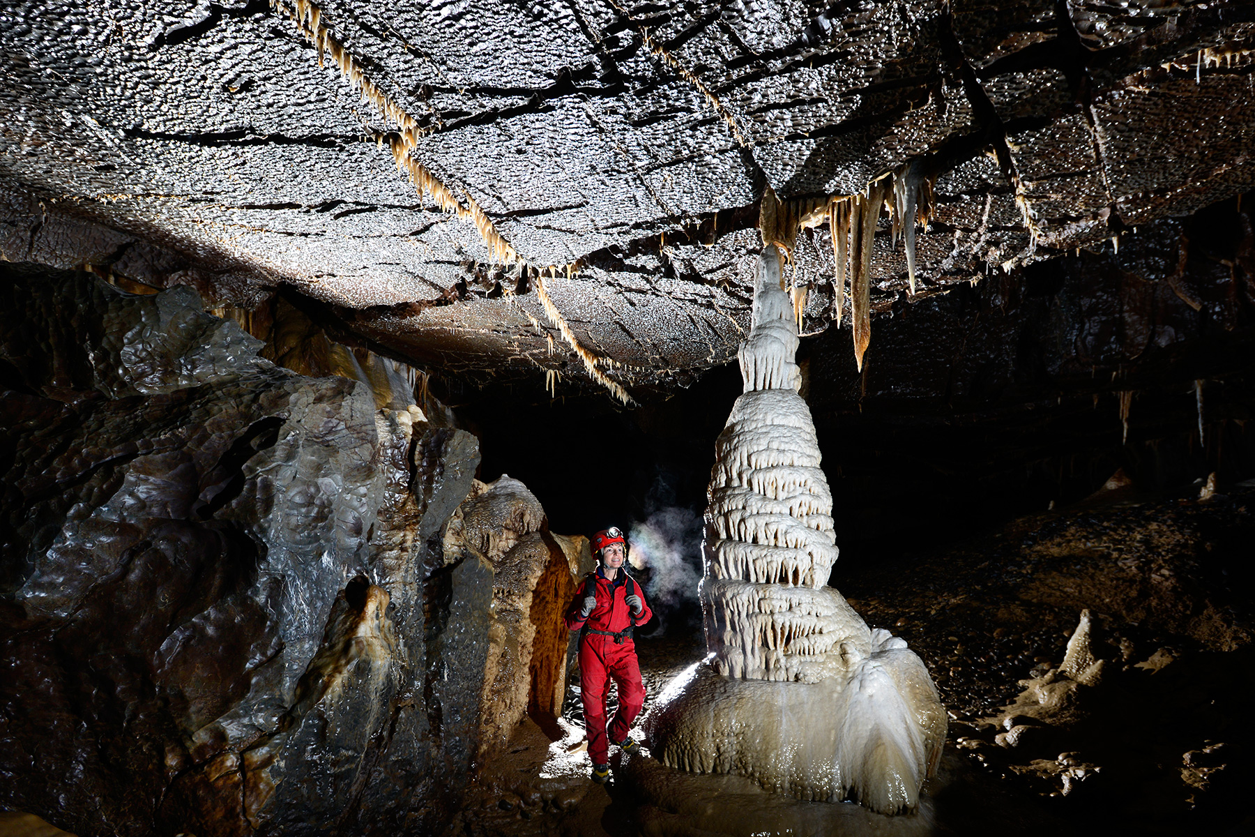 Nova Amaterska Cave (Tchéquie, Moravie, Parc National de Podyjí) - Pilier stalagmitique blanc au milieu de la galerie