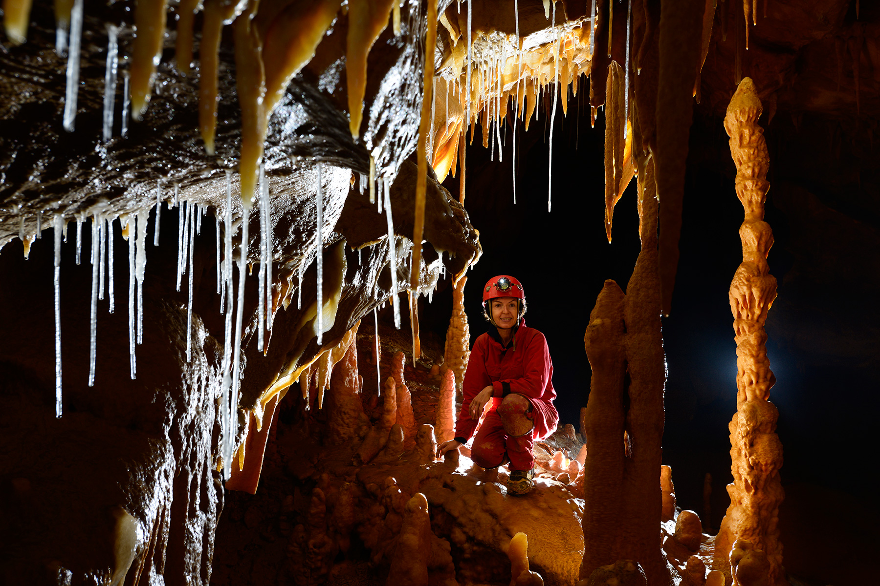 Grotta Gualterio Savi - Paroi concrétionnée avec spéléo en fond