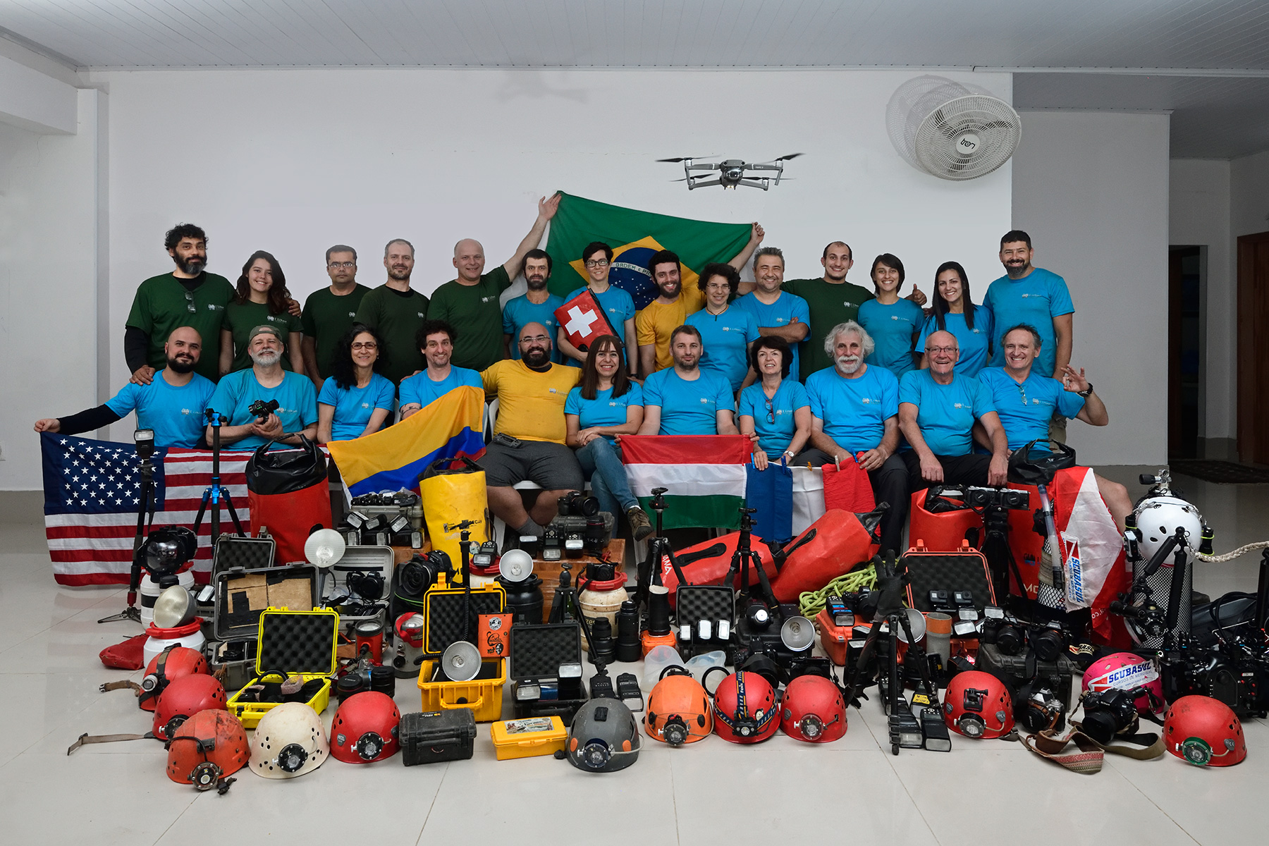 Groupe des participants à l'expédition "Luzes na Oscuridao 2" avec leur matériel.