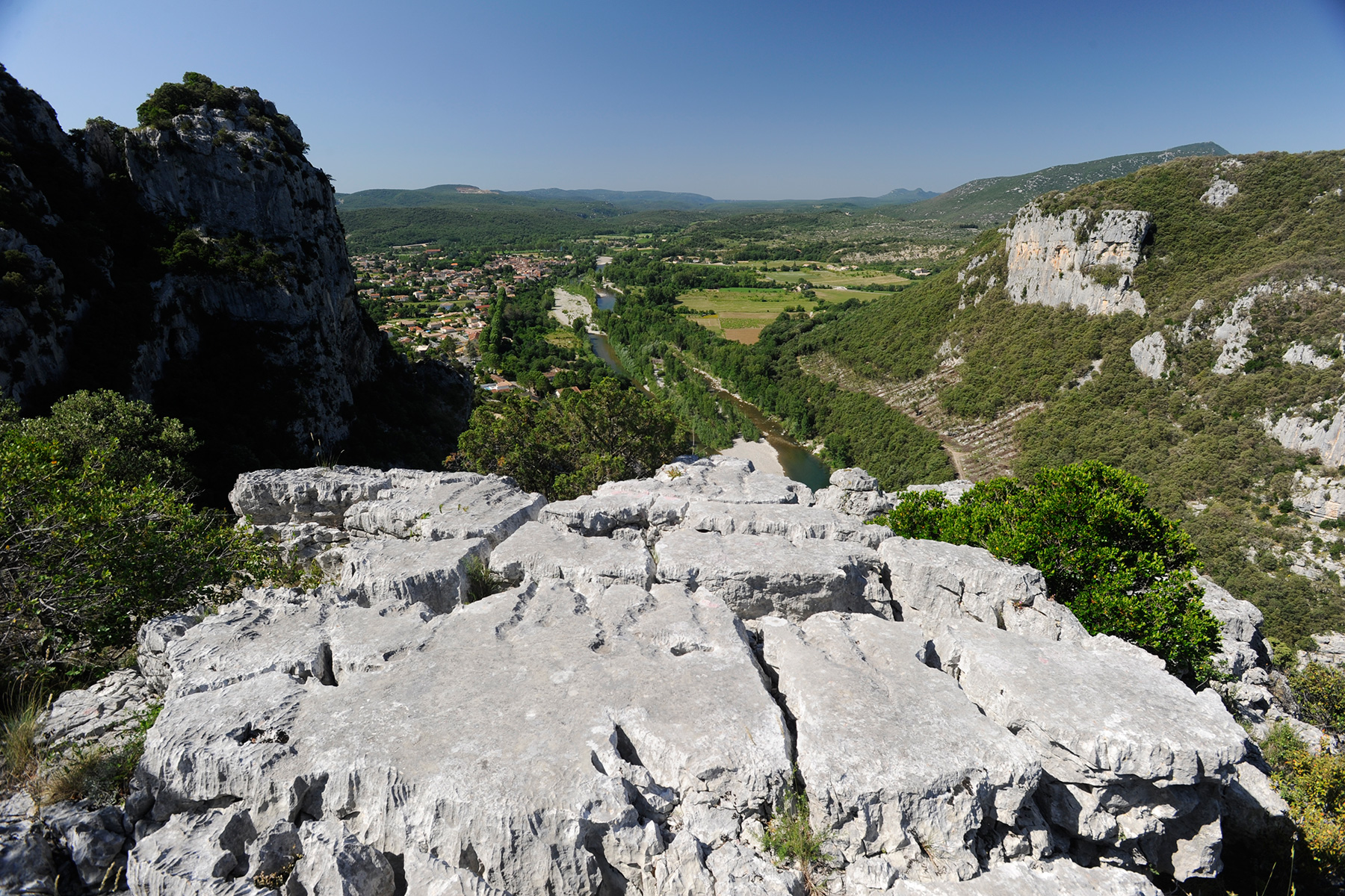 Vallée de l'Hérault vue du massif du Thaurac avec une dalle de calcaire karstifiée en premier plan