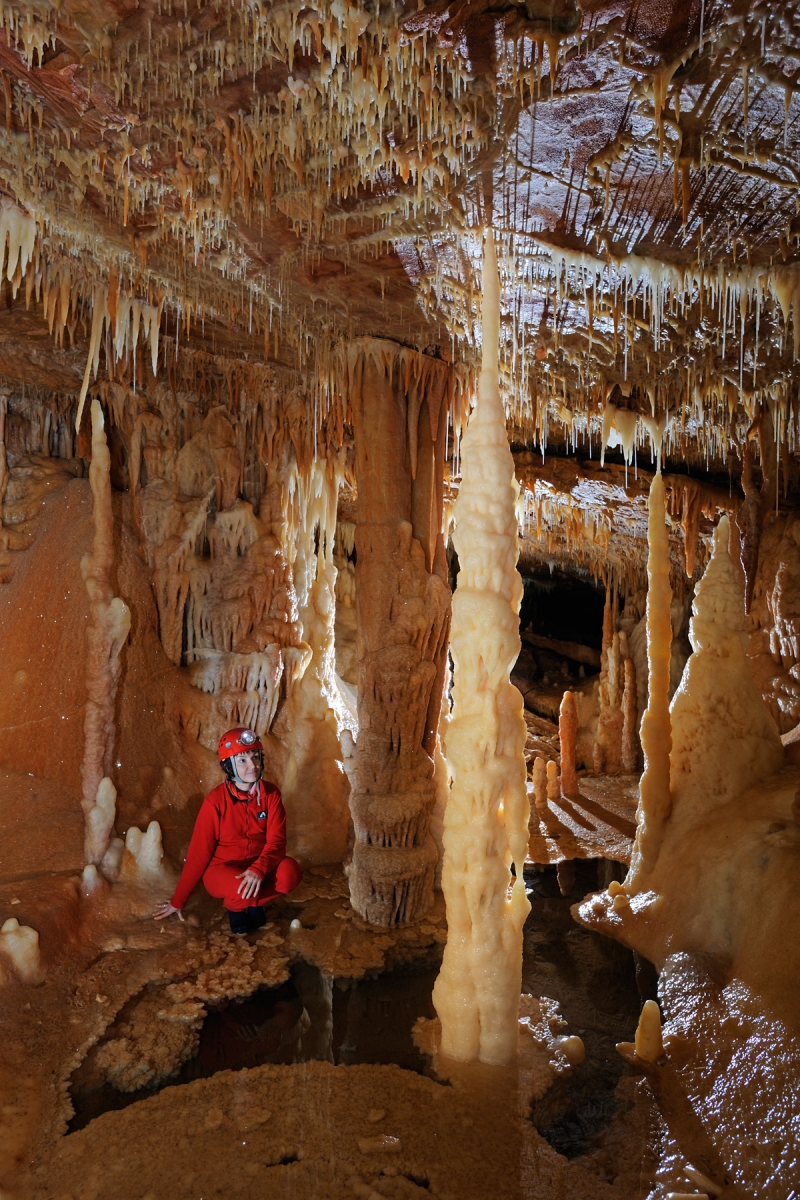 Grande stalagmite dans petite salle concrétionnée