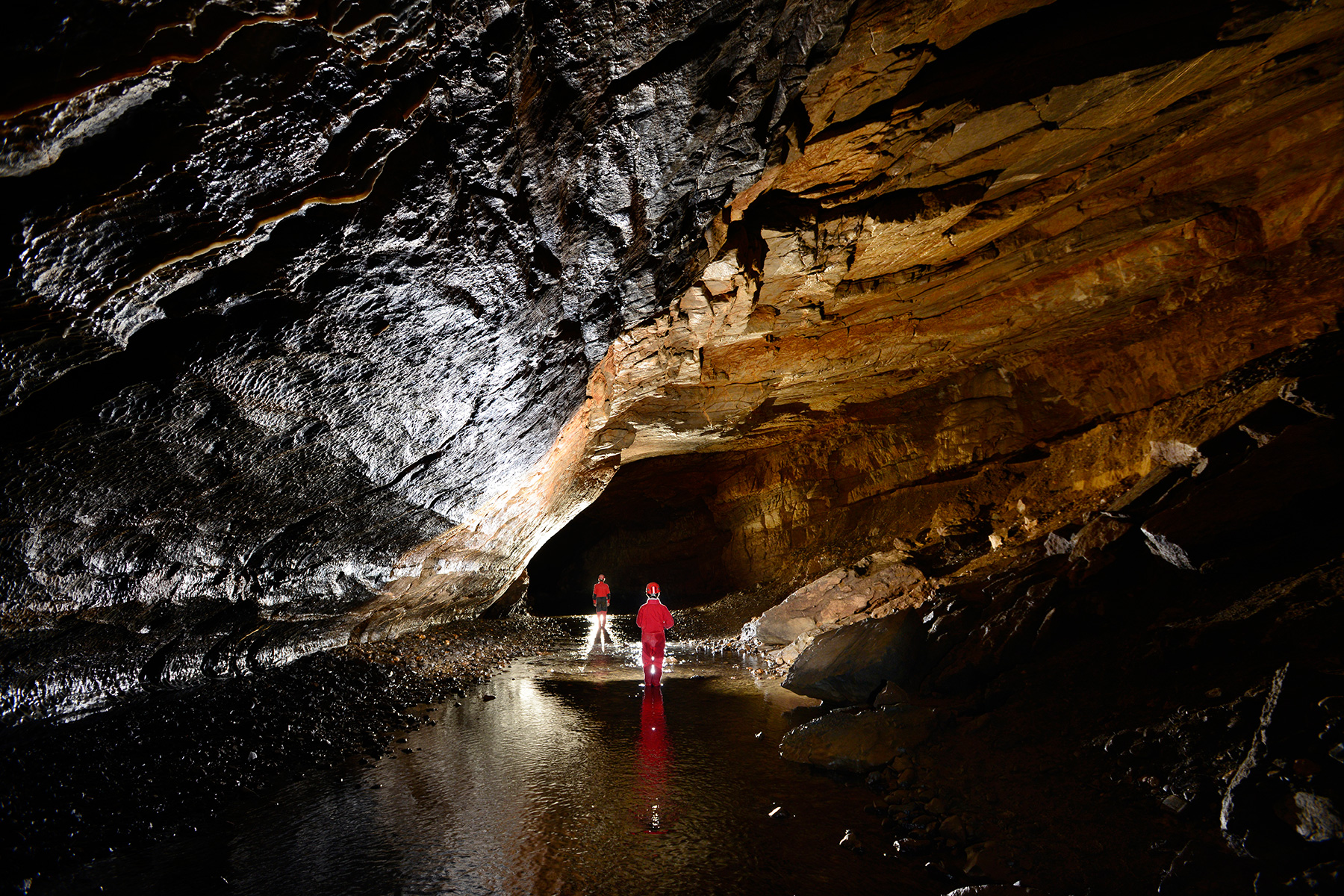 Bysci Scala Cave (Tchéquie, Moravie) -  deux spéléos dans la rivière de la galerie principale