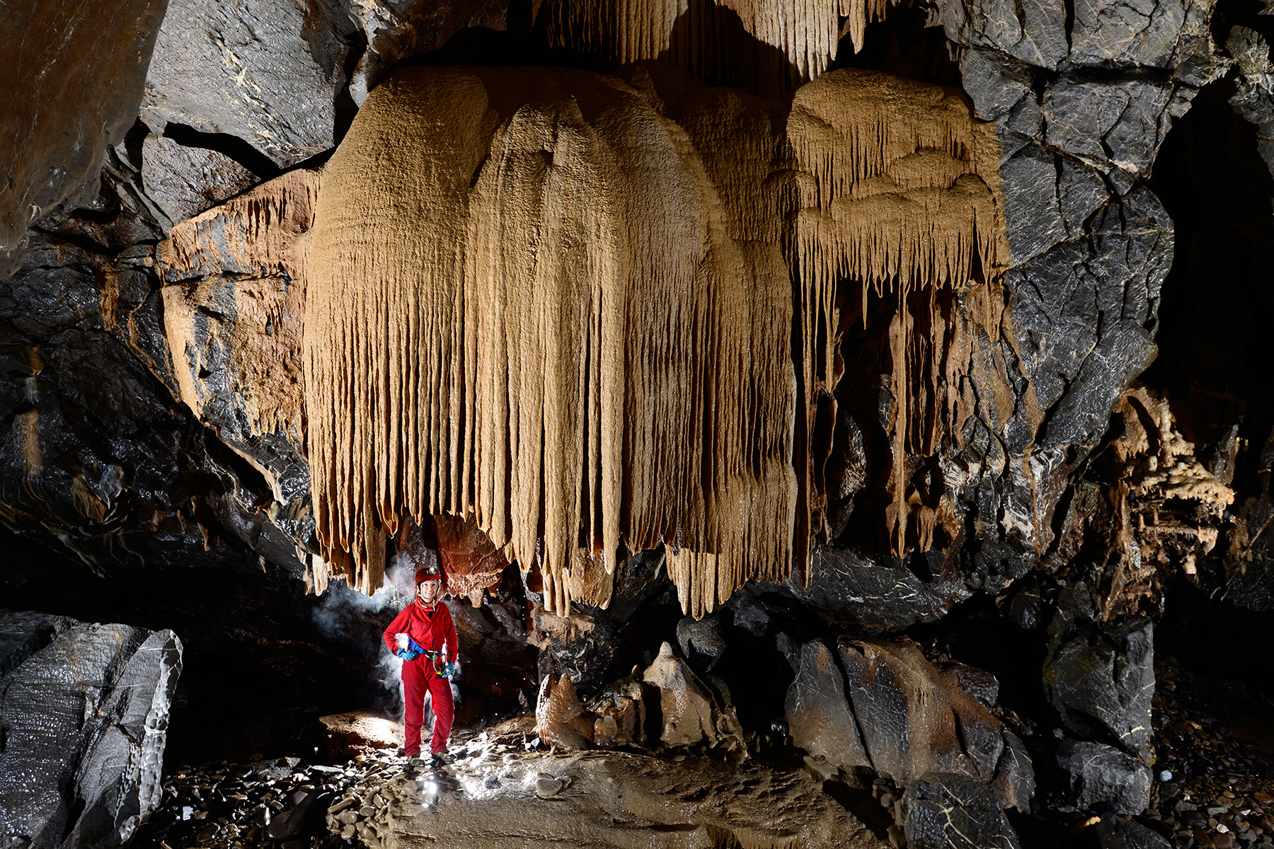 Stara Amaterska Cave (Tchéquie, Moravie, Parc National de Podiji) - Galerie avec coulée de calcite et spéléo.