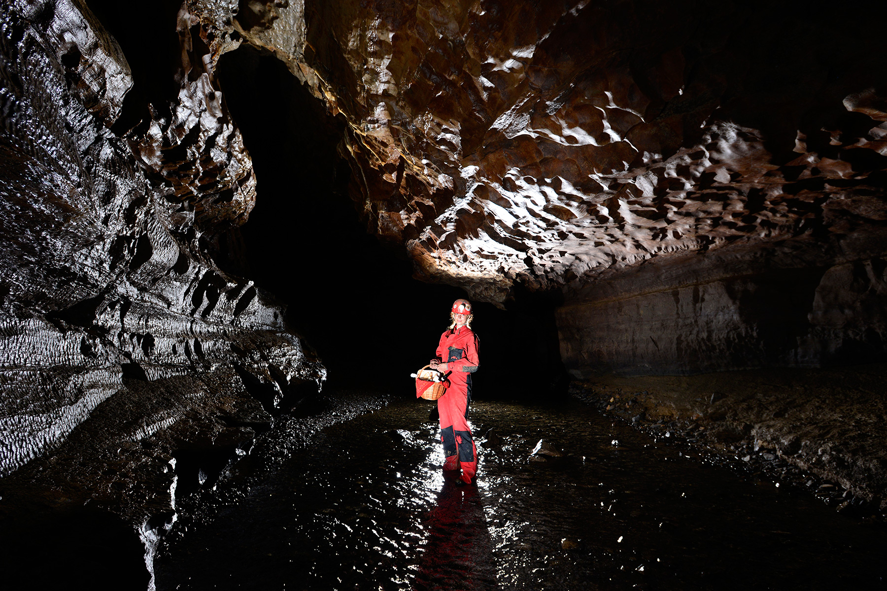 Bysci Scala Cave (Tchéquie, Moravie) - Vera (vision surréaliste d'un chaperon rouge spéléo avec son panier de provision)